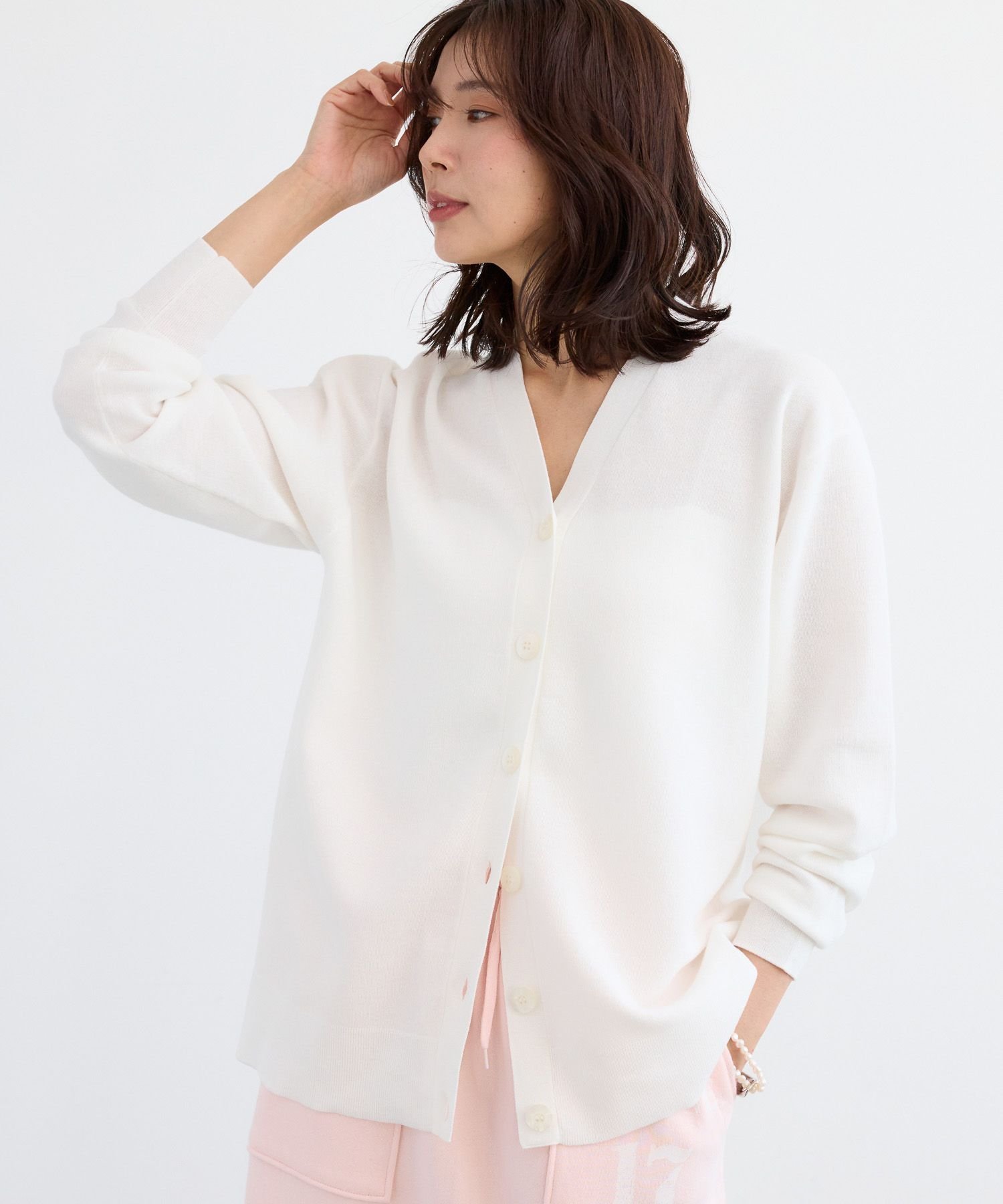 【バンヤードストーム/BARNYARDSTORM】の【『BABALOG』チャンネルご紹介アイテム】ミドルライトカーデ インテリア・キッズ・メンズ・レディースファッション・服の通販 founy(ファニー) ファッション Fashion レディースファッション Fashion for Women おすすめ Recommended / Our Picks カーディガン Cardigan, Knitwear サテン Satin, Glossy Fabric トレンド Trend, Trending Now ネックレス Necklace, Pendant Necklace ボトム Bottoms, Lower Wear ミドル Middle Length, Mid Height ワイド Wide, Wide Fit ホワイト|ID: prp329100004856216 ipo3291000000036333204