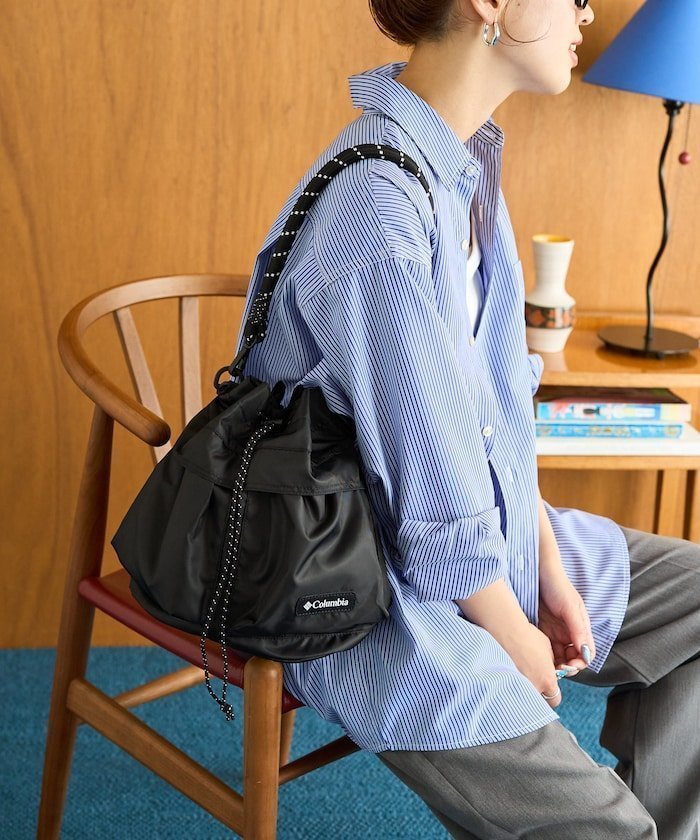 【フリークスストア/FREAK'S STORE】の別注 アウトポケット 巾着 2way バッグ【限定展開】Columbia コロンビア アウトドア レジャー別注 2way ショルダー ハンド バッグ 25AW インテリア・キッズ・メンズ・レディースファッション・服の通販 founy(ファニー) 　ファッション　Fashion　メンズファッション　Fashion for Men　バッグ　Bags　2025年　2025　2025-2026秋冬・A/W　Autumn/Winter 2025–26 AW25–26　アウトドア　Outdoor Clothing　ショルダー　Shoulder, Shoulder Strap　スペシャル　Special, Limited Edition　ハンド　Hand, Handmade　ポケット　Pocket, Pocket Detail　人気　Popular, Best Seller　別注　Limited Edition, Custom Order　巾着　Drawstring Bag, Kinchaku　ブラック|ID: prp329100004858728 ipo3291000000035915990