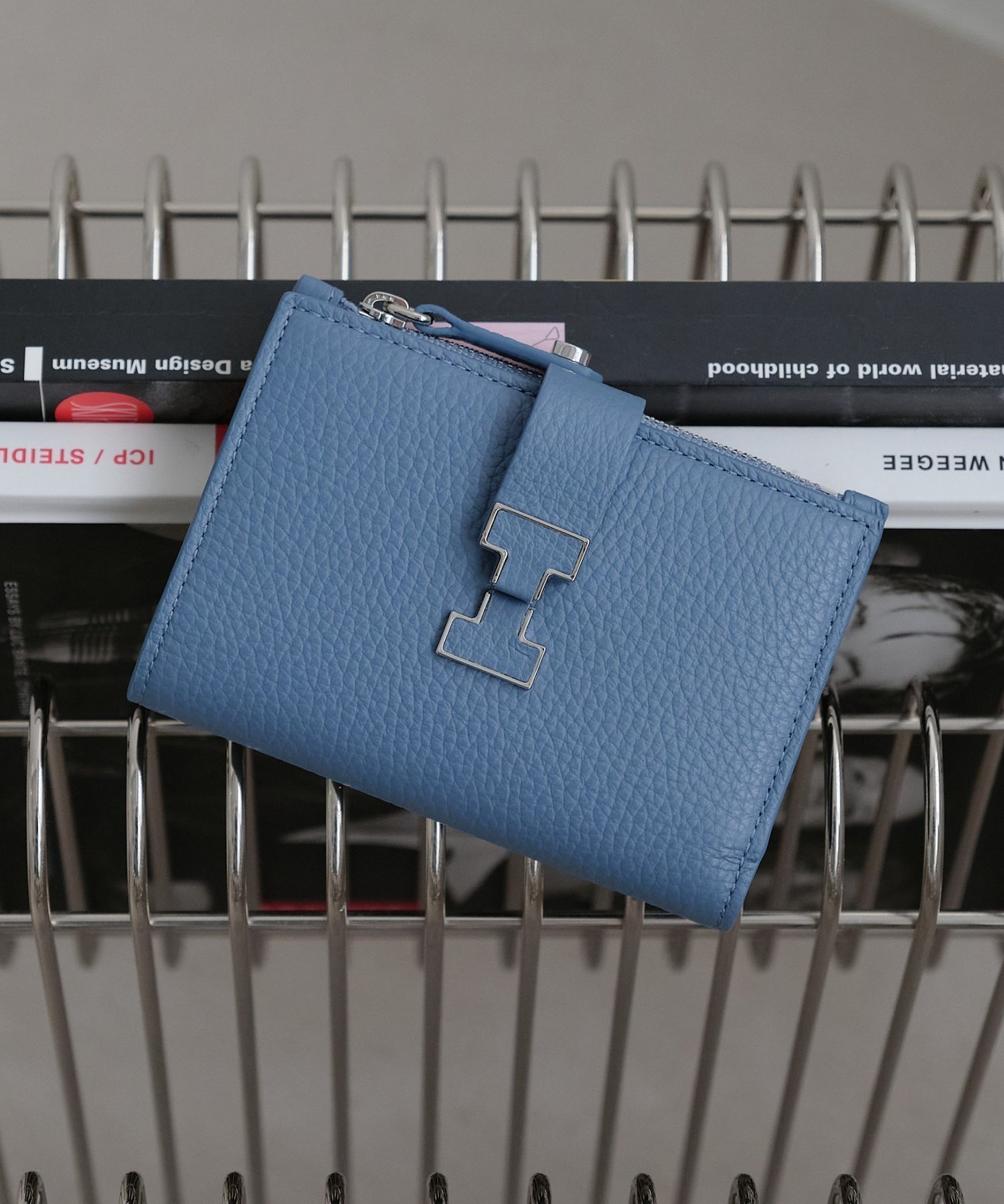 【イアクッチ/IACUCCI】のアバ ハーフウォレット CERVO インテリア・キッズ・メンズ・レディースファッション・服の通販 founy(ファニー) ファッション Fashion レディースファッション Fashion for Women イエロー Yellow 春 Spring コレクション Collection, Seasonal Line コンパクト Compact, Small Size シルバー Silver, Metallic Silver シンプル Simple, Minimal スクエア Square, Square Shape 財布 Wallet, Purse フィット Fit, Slim Fit フォルム Silhouette, Form ポケット Pocket, Pocket Detail メタル Metal, Metal Parts S/S・春夏 SS, Spring/Summer, Warm Season 夏 Summer サックスブルー|ID: prp329100004858890 ipo3291000000036014127