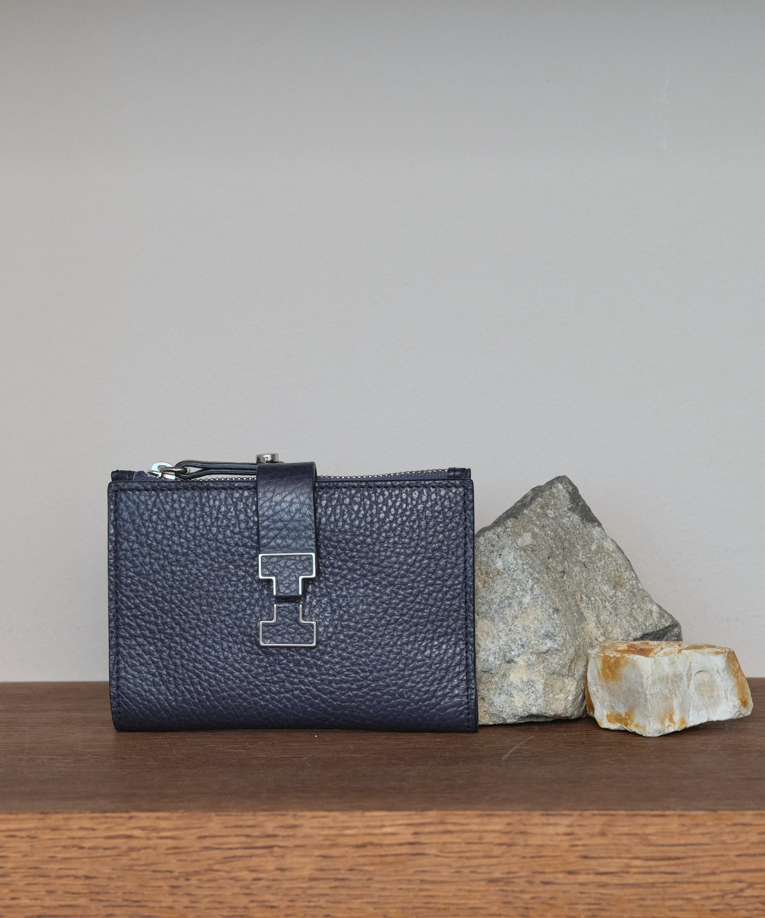 【イアクッチ/IACUCCI】のアバ ハーフウォレット CERVO インテリア・キッズ・メンズ・レディースファッション・服の通販 founy(ファニー) ファッション Fashion レディースファッション Fashion for Women イエロー Yellow 春 Spring コレクション Collection, Seasonal Line コンパクト Compact, Small Size シルバー Silver, Metallic Silver シンプル Simple, Minimal スクエア Square, Square Shape 財布 Wallet, Purse フィット Fit, Slim Fit フォルム Silhouette, Form ポケット Pocket, Pocket Detail メタル Metal, Metal Parts S/S・春夏 SS, Spring/Summer, Warm Season 夏 Summer ネイビー|ID: prp329100004858890 ipo3291000000036014130