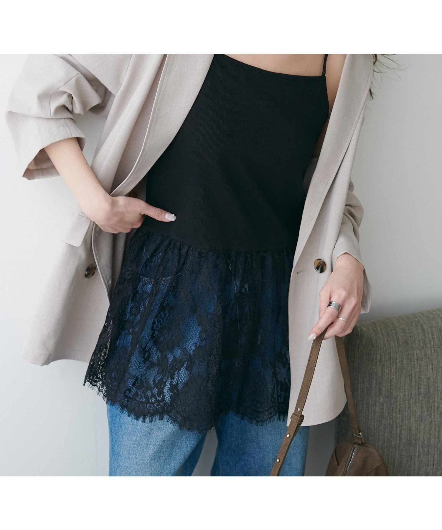 【ディスコート/Discoat】の【SS先行 】裾レース切替キャミ インテリア・キッズ・メンズ・レディースファッション・服の通販 founy(ファニー) 　ファッション　Fashion　レディースファッション　Fashion for Women　トップス・カットソー　Cut & Sew Tops　キャミソール&ノースリーブ　Camisoles & Sleeveless Tops　おすすめ　Recommended / Our Picks　インナー　Innerwear　カーディガン　Cardigan, Knitwear　キャミ　Camisole, Cami Top　ジャケット　Jacket, Outerwear　デニム　Denim, Jeans Material　レース　Lace, Lace Fabric　エレガント 上品　Elegant　切替　Switching, Contrast Panel　ブラック|ID: prp329100004861610 ipo3291000000036039164