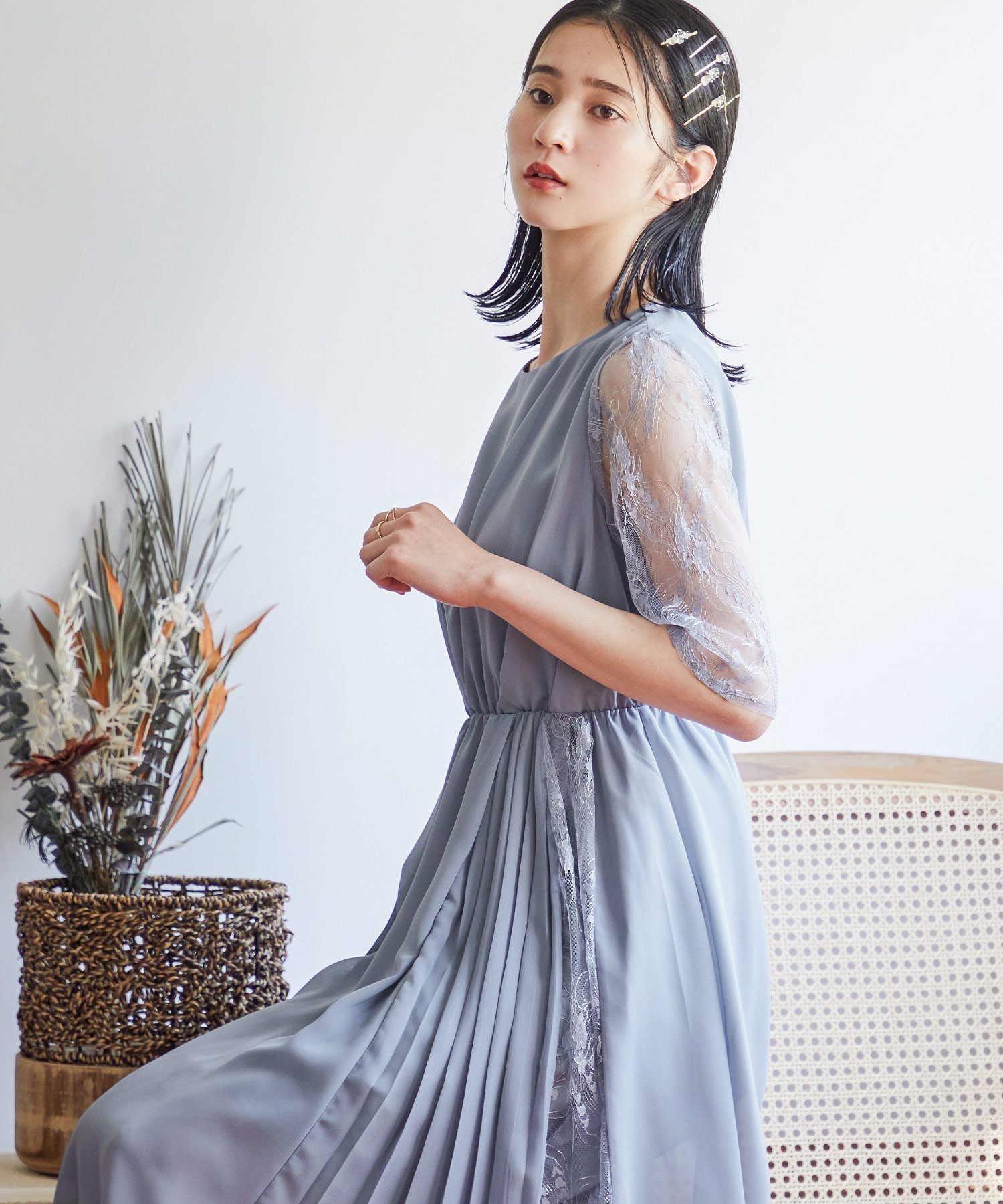 【ビーフラット/bflat】のレースプリーツイレヘムワンピースパーティードレス 人気、トレンドファッション・服の通販 founy(ファニー) 　ファッション　Fashion　レディースファッション　Fashion for Women　ワンピース　Dresses　フォーマル・パーティードレス・結婚式用ドレス　Elegant & Casual Dresses　おすすめ　Recommended / Our Picks　アクセサリー　Fashion Accessories　イレギュラーヘム　Irregular Hem　シンプル　Simple, Minimal　フェミニン　Feminine, Girly　プリーツ　Pleats, Pleated　ミドル　Middle Length, Mid Height　ラウンド　Round, Round Neck　レース　Lace, Lace Fabric　エレガント 上品　Elegant　二次会　After Party　切替　Switching, Contrast Panel　披露宴　Wedding Reception　結婚式　Wedding　 other-1|ID: prp329100004861655 ipo3291000000036042759