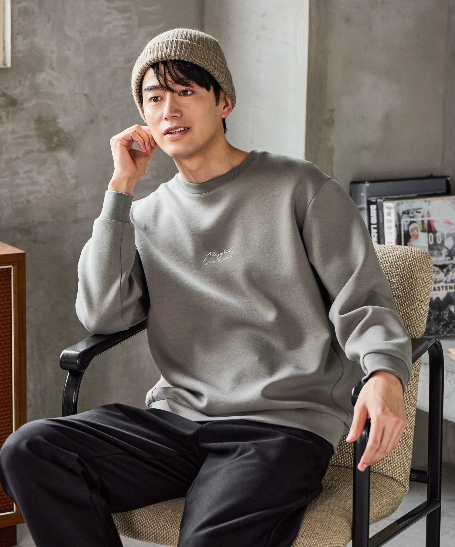 【グローバルワーク/GLOBAL WORK / MEN】のライトクッションクルーネック/ロゴ/580440 インテリア・キッズ・メンズ・レディースファッション・服の通販 founy(ファニー) 　ファッション　Fashion　メンズファッション　Fashion for Men　おすすめ　Recommended / Our Picks　なめらか　Smooth, Silky Texture　クッション　Cushion, Throw Pillow　トレンド　Trend, Trending Now　フォルム　Silhouette, Form　プリント　Print, Printed Pattern　リラックス　Relax, Relaxed Fit　エレガント 上品　Elegant　グレージュ*筆記ロゴ50|ID: prp329100004861917 ipo3291000000036069431