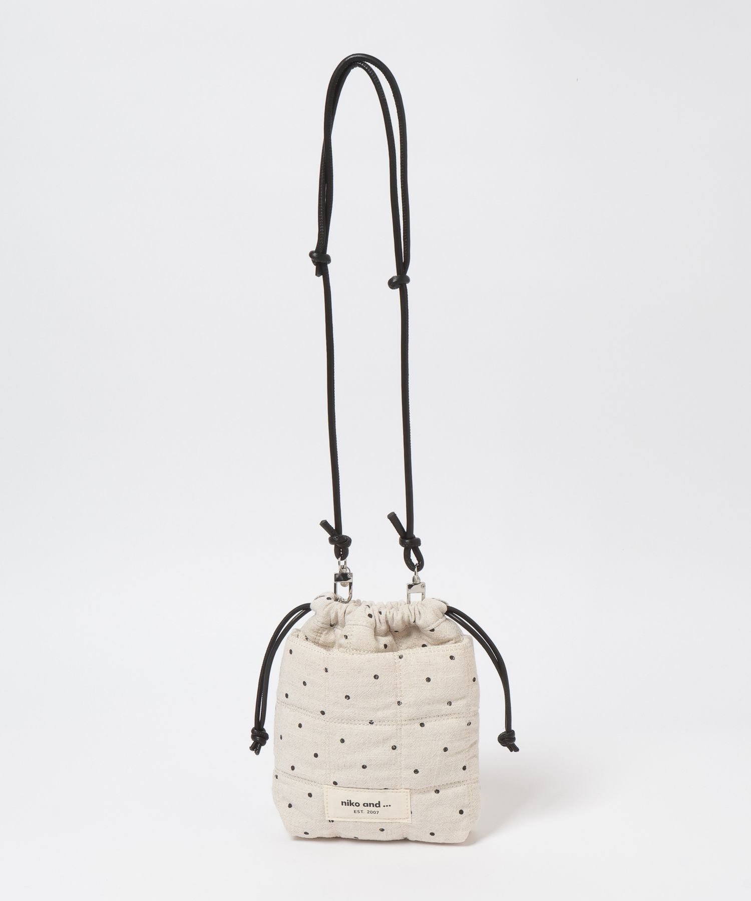 【ニコアンド/niko and】のオリジナルキルト巾着ショルダーバッグ インテリア・キッズ・メンズ・レディースファッション・服の通販 founy(ファニー) ファッション Fashion レディースファッション Fashion for Women バッグ Bags キルティング Quilted, Quilting キルト Quilt, Quilted Fabric コンパクト Compact, Small Size 巾着 Drawstring Bag, Kinchaku ショルダー Shoulder, Shoulder Strap スクエア Square, Square Shape スポーティ Sporty, Casual Athletic 財布 Wallet, Purse チェック Check, Plaid, Tartan ドット Polka Dot, Dot Pattern 定番 Standard, Basic Item ハンカチ Handkerchief, Hanky ベーシック Basic, Essential ポケット Pocket, Pocket Detail ラップ Wrap, Wrap Design リップ Lip, Lip Motif レオパード Leopard, Animal Print おすすめ Recommended / Our Picks 旅行 Travel ホワイトドット|ID: prp329100004862004 ipo3291000000036074711