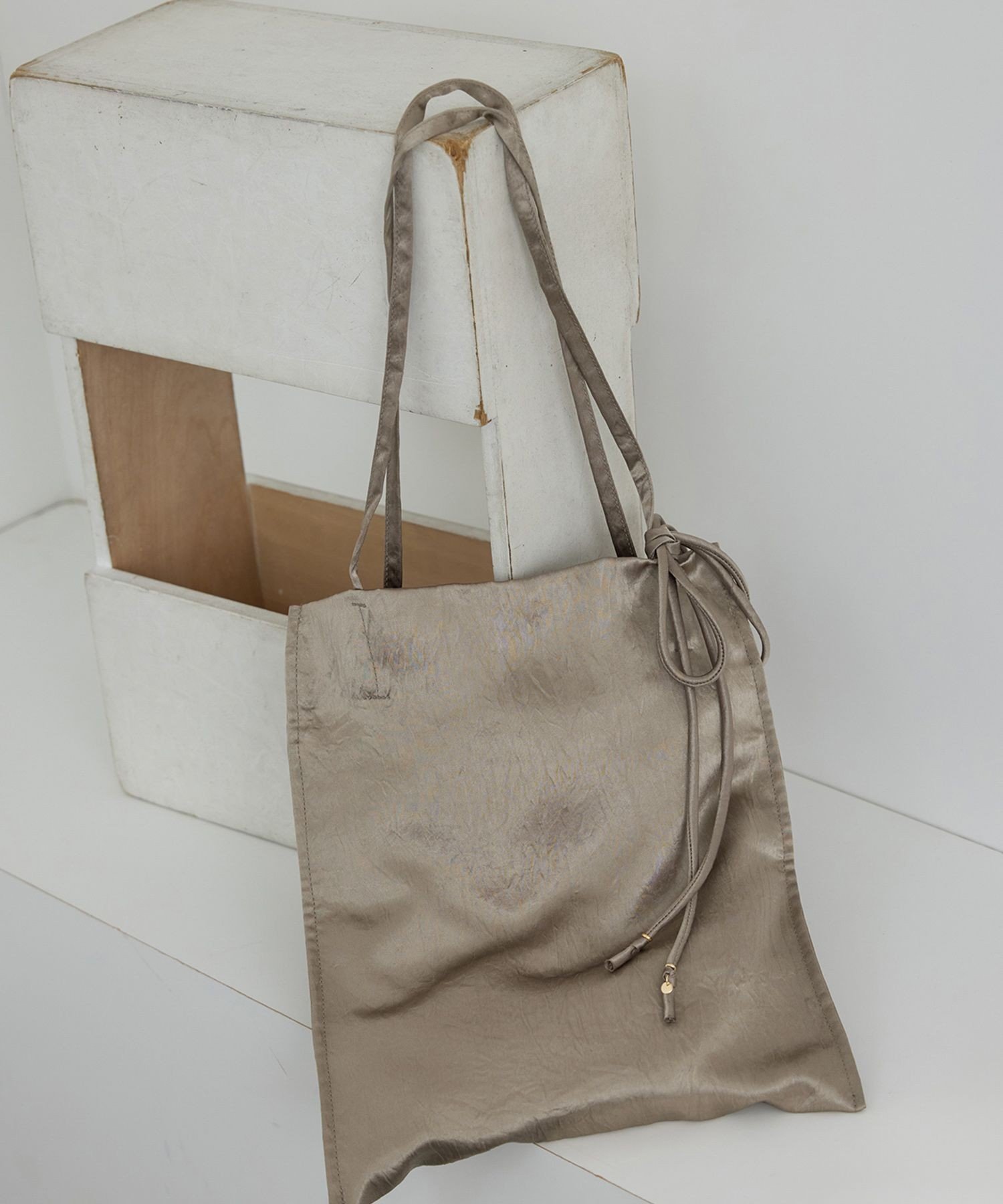 【サロン アダム エ ロペ/SALON adam et rope'】の【WEB限定】コードチャーム付サテントート / A4 新色追加 人気、トレンドファッション・服の通販 founy(ファニー) ファッション Fashion レディースファッション Fashion for Women バッグ Bags アクセサリー Fashion Accessories オケージョン Occasion Wear 軽量 Lightweight, Ultra Light サテン Satin, Glossy Fabric ショルダー Shoulder, Shoulder Strap シンプル Simple, Minimal チャーム Charm, Pendant ポケット Pocket, Pocket Detail ワッシャー Washer, Crinkled Finish おすすめ Recommended / Our Picks エレガント 上品 Elegant 入学式 Entrance Ceremony 結婚式 Wedding ビジネス 仕事 通勤 Business / Work / Commuting other-1|ID: prp329100004862008 ipo3291000000036074738