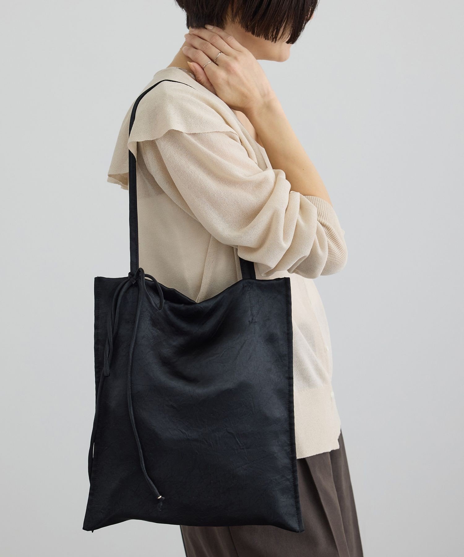 【サロン アダム エ ロペ/SALON adam et rope'】の【WEB限定】コードチャーム付サテントート / A4 新色追加 インテリア・キッズ・メンズ・レディースファッション・服の通販 founy(ファニー) ファッション Fashion レディースファッション Fashion for Women バッグ Bags アクセサリー Fashion Accessories オケージョン Occasion Wear 軽量 Lightweight, Ultra Light サテン Satin, Glossy Fabric ショルダー Shoulder, Shoulder Strap シンプル Simple, Minimal チャーム Charm, Pendant ポケット Pocket, Pocket Detail ワッシャー Washer, Crinkled Finish おすすめ Recommended / Our Picks エレガント 上品 Elegant 入学式 Entrance Ceremony 結婚式 Wedding ビジネス 仕事 通勤 Business / Work / Commuting ブラック(01)|ID: prp329100004862008 ipo3291000000036074740