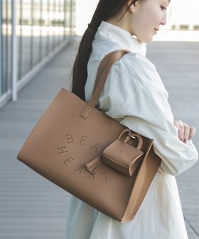 【ビームス ハート/BEAMS HEART】の【A4サイズ収納可能】パンチングロゴ チャーム付き トートバッグ 26SS レディース デイリーバッグ オンオフ兼用 人気、トレンドファッション・服の通販 founy(ファニー) ファッション Fashion レディースファッション Fashion for Women バッグ Bags シンプル Simple, Minimal スマート Smart, Elegant タッセル Tassel, Fringe チャーム Charm, Pendant デニム Denim, Jeans Material フロント Front, Front Design リアル Real, Realistic ロング Long, Long-Length 2026年 2026 |ID:prp329100004862034