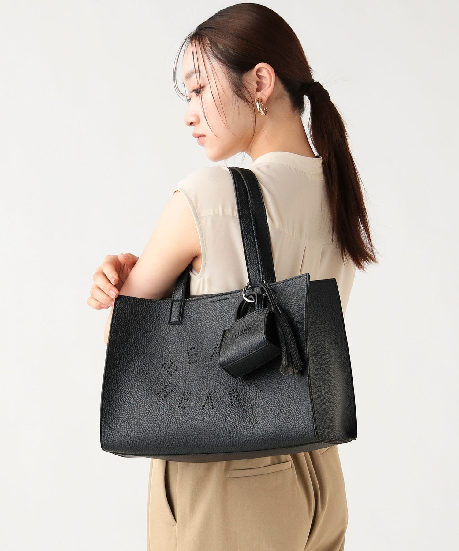 【ビームス ハート/BEAMS HEART】の【A4サイズ収納可能】パンチングロゴ チャーム付き トートバッグ 26SS レディース デイリーバッグ オンオフ兼用 インテリア・キッズ・メンズ・レディースファッション・服の通販 founy(ファニー) 　ファッション　Fashion　レディースファッション　Fashion for Women　バッグ　Bags　シンプル　Simple, Minimal　スマート　Smart, Elegant　タッセル　Tassel, Fringe　チャーム　Charm, Pendant　デニム　Denim, Jeans Material　フロント　Front, Front Design　リアル　Real, Realistic　ロング　Long, Long-Length　2026年　2026　BLACK|ID: prp329100004862034 ipo3291000000036075086