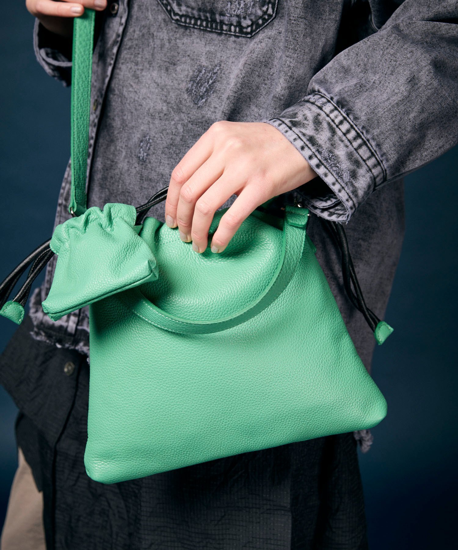 【メゾンスペシャル/MAISON SPECIAL】の2WAY Drawstring Leather Shoulder Bag With Drawstring Charm インテリア・キッズ・メンズ・レディースファッション・服の通販 founy(ファニー) 　ファッション　Fashion　レディースファッション　Fashion for Women　おすすめ　Recommended / Our Picks　チャーム　Charm, Pendant　バランス　Balance, Style Balance　フォルム　Silhouette, Form　ポケット　Pocket, Pocket Detail　エレガント 上品　Elegant　巾着　Drawstring Bag, Kinchaku　D.GRN|ID: prp329100004862055 ipo3291000000036075317