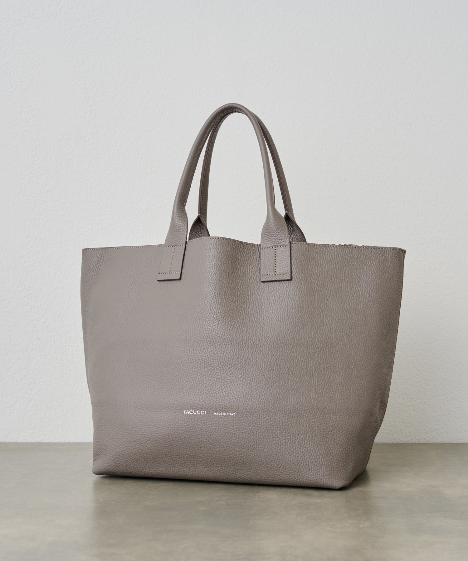 【イアクッチ/IACUCCI】のオペラ L CERVO/STAMPA INTERNA インテリア・キッズ・メンズ・レディースファッション・服の通販 founy(ファニー) ファッション Fashion レディースファッション Fashion for Women 春 Spring コレクション Collection, Seasonal Line シンプル Simple, Minimal ビッグ Big, Oversized フォルム Silhouette, Form プリント Print, Printed Pattern レオパード Leopard, Animal Print A/W・秋冬 Autumn/Winter S/S・春夏 SS, Spring/Summer, Warm Season おすすめ Recommended / Our Picks 夏 Summer 旅行 Travel ビジネス 仕事 通勤 Business / Work / Commuting 2025年 2025 2025-2026秋冬・A/W Autumn/Winter 2025–26 AW25–26 グレー|ID: prp329100004862292 ipo3291000000036089064