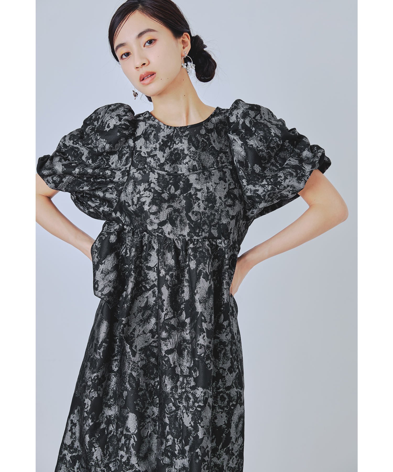 【ビーフラット/bflat】のバブルスリーブジャガードドレス マタニティ 妊婦 結婚式 二次会 成人式 同窓会 インテリア・キッズ・メンズ・レディースファッション・服の通販 founy(ファニー) 　ファッション　Fashion　レディースファッション　Fashion for Women　ワンピース　Dresses　フォーマル・パーティードレス・結婚式用ドレス　Elegant & Casual Dresses　アシンメトリー　Asymmetrical Style　ガーリー　Girly, Feminine Style　ギャザー　Gathered, Ruffled　ジャカード／ジャガード　Jacquard, Woven Pattern　スリーブ　Sleeve, Long Sleeve / Short Sleeve　ドレス　Dress, One-Piece　フリル　Frill, Ruffle　リゾート　Resort, Vacation Style　おすすめ　Recommended / Our Picks　結婚式　Wedding　披露宴　Wedding Reception　二次会　After Party　グレー|ID: prp329100004862325 ipo3291000000036090266