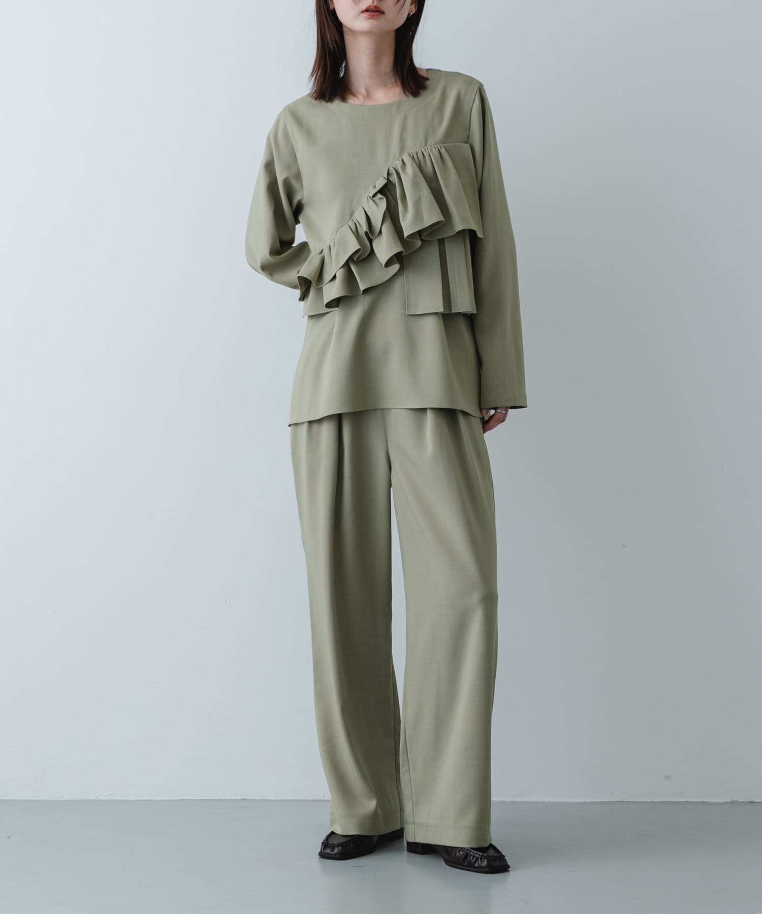 【センスオブプレイス/SENSE OF PLACE by URBAN RESEARCH】のフリルトップパンツセットアップ インテリア・キッズ・メンズ・レディースファッション・服の通販 founy(ファニー) ファッション Fashion レディースファッション Fashion for Women セットアップ Matching Sets レディースパンツ・ボトムス Pants & Trousers / Bottoms 2026年 2026 アシンメトリー Asymmetrical Style オケージョン Occasion Wear シンプル Simple, Minimal セットアップ Set-Up, Coordinated Outfit セレモニー Ceremony フリル Frill, Ruffle メランジ Melange, Mixed Yarn 夏 Summer S/S・春夏 SS, Spring/Summer, Warm Season ベージュ|ID: prp329100004862350 ipo3291000000036090811
