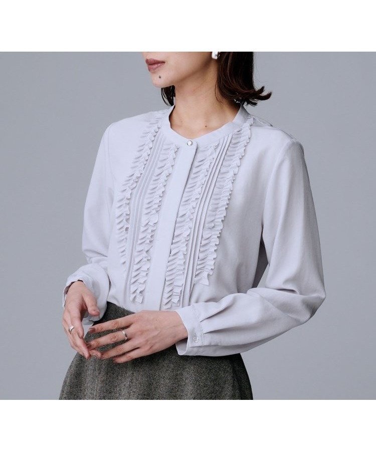 【アンタイトル/UNTITLED】の【1枚で着映え/オンオフ着回し】フリルサテンブラウス インテリア・キッズ・メンズ・レディースファッション・服の通販 founy(ファニー) ファッション Fashion レディースファッション Fashion for Women トップス・カットソー Cut & Sew Tops シャツ・ブラウス・オフィスカジュアル Elegant Blouses & Button-Ups インナー Innerwear カーディガン Cardigan, Knitwear サテン Satin, Glossy Fabric ジャケット Jacket, Outerwear スマート Smart, Elegant フリル Frill, Ruffle フロント Front, Front Design メタル Metal, Metal Parts エレガント 上品 Elegant 吸水 Absorbent, Quick-Dry ライトグレー|ID: prp329100004862857 ipo3291000000036120989