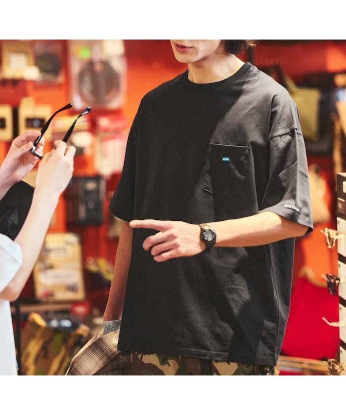 【フリークスストア/FREAK'S STORE】のKAVU×FREAK S STORE/カブー 別注 STORATECH ワンポイント刺繍 クルーネック ポケットTシャツ 【限定展開】 インテリア・キッズ・メンズ・レディースファッション・服の通販 founy(ファニー) 　ファッション　Fashion　レディースファッション　Fashion for Women　トップス・カットソー　Cut & Sew Tops　シャツ・ブラウス・オフィスカジュアル　Elegant Blouses & Button-Ups　ロングTシャツ・Tシャツ　Longline T-Shirts & Tees　アウトドア　Outdoor Clothing　吸水　Absorbent, Quick-Dry　抗菌　Antibacterial, Bacteria-Resistant　シンプル　Simple, Minimal　スポーツ　Sports, Activewear　トレンド　Trend, Trending Now　定番　Standard, Basic Item　ビッグ　Big, Oversized　ボトム　Bottoms, Lower Wear　ポケット　Pocket, Pocket Detail　別注　Limited Edition, Custom Order　リラックス　Relax, Relaxed Fit　ワンポイント　One Point, Statement Accent　S/S・春夏　SS, Spring/Summer, Warm Season　おすすめ　Recommended / Our Picks　夏　Summer　2026年　2026　ブラック|ID: prp329100004863570 ipo3291000000036160360