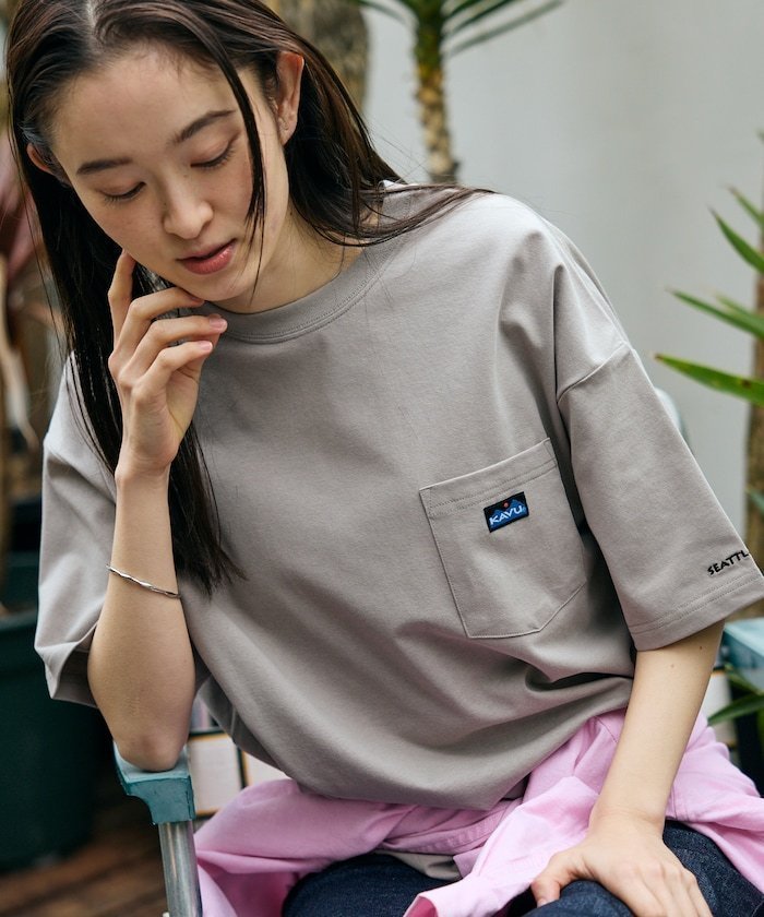 【フリークスストア/FREAK'S STORE】のKAVU×FREAK S STORE/カブー 別注 STORATECH ワンポイント刺繍 クルーネック ポケットTシャツ 【限定展開】 インテリア・キッズ・メンズ・レディースファッション・服の通販 founy(ファニー) 　ファッション　Fashion　レディースファッション　Fashion for Women　トップス・カットソー　Cut & Sew Tops　シャツ・ブラウス・オフィスカジュアル　Elegant Blouses & Button-Ups　ロングTシャツ・Tシャツ　Longline T-Shirts & Tees　アウトドア　Outdoor Clothing　吸水　Absorbent, Quick-Dry　抗菌　Antibacterial, Bacteria-Resistant　シンプル　Simple, Minimal　スポーツ　Sports, Activewear　トレンド　Trend, Trending Now　定番　Standard, Basic Item　ビッグ　Big, Oversized　ボトム　Bottoms, Lower Wear　ポケット　Pocket, Pocket Detail　別注　Limited Edition, Custom Order　リラックス　Relax, Relaxed Fit　ワンポイント　One Point, Statement Accent　S/S・春夏　SS, Spring/Summer, Warm Season　おすすめ　Recommended / Our Picks　夏　Summer　2026年　2026　グレージュ|ID: prp329100004863570 ipo3291000000036160363
