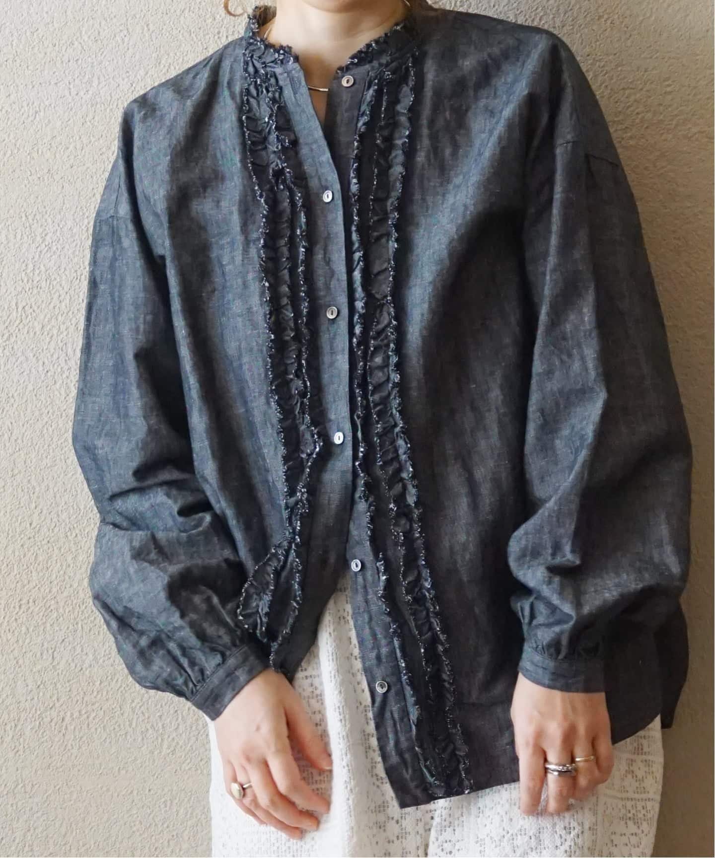 【ジャーナルスタンダード ラックス/journal standard luxe】の《追加》CLシャンブレー フリルブラウス インテリア・キッズ・メンズ・レディースファッション・服の通販 founy(ファニー) ファッション Fashion レディースファッション Fashion for Women トップス・カットソー Cut & Sew Tops シャツ・ブラウス・オフィスカジュアル Elegant Blouses & Button-Ups 2026年 2026 ギャザー Gathered, Ruffled シャンブレー Chambray, Denim-Like Fabric スマート Smart, Elegant フリル Frill, Ruffle リネン Linen, Linen Fabric ブラック|ID: prp329100004863935 ipo3291000000036182594