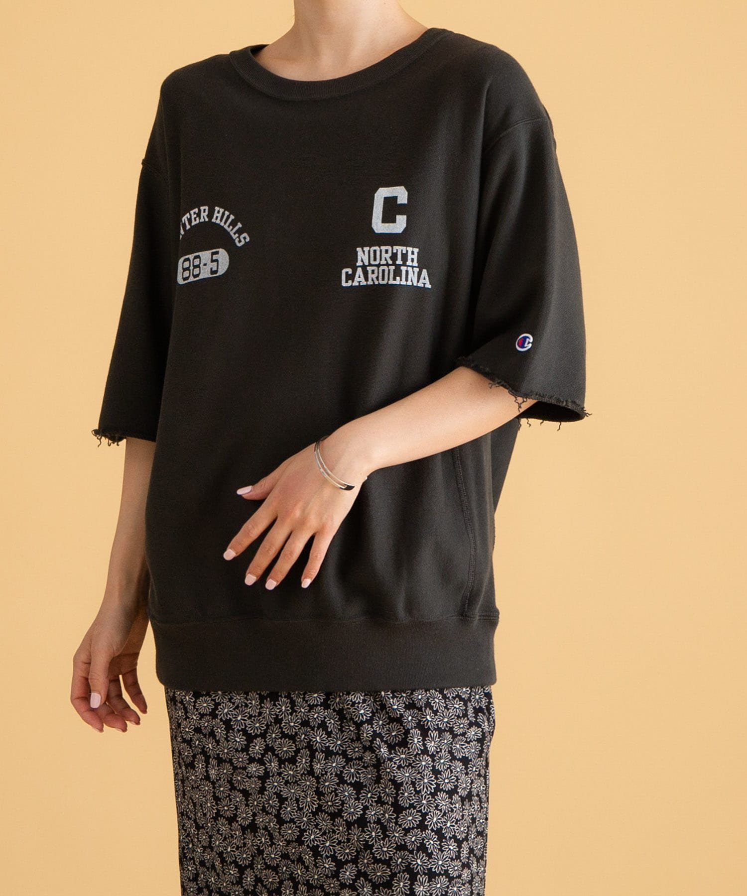【サニーレーベル/Sonny Label / URBAN RESEARCH】の『別注』Champion×Sonny Label リバースウィーブロゴスウェットTシャツ インテリア・キッズ・メンズ・レディースファッション・服の通販 founy(ファニー) ファッション Fashion レディースファッション Fashion for Women トップス・カットソー Cut & Sew Tops シャツ・ブラウス・オフィスカジュアル Elegant Blouses & Button-Ups レディースパーカー・カジュアルフーディー Casual Hoodies & Sweatshirts ロングTシャツ・Tシャツ Longline T-Shirts & Tees スウェット・クルーネックトップス Sweatshirts & Crewnecks / Relaxed Fit Sweat Tops 今季 This Season, Current Season シンプル Simple, Minimal スポーツ Sports, Activewear プリント Print, Printed Pattern ボトム Bottoms, Lower Wear 別注 Limited Edition, Custom Order ルーズ Loose, Oversized A/W・秋冬 Autumn/Winter 冬 Winter / This Winter 2025年 2025 2025-2026秋冬・A/W Autumn/Winter 2025–26 AW25–26 オフブラック|ID: prp329100004864599 ipo3291000000036204756
