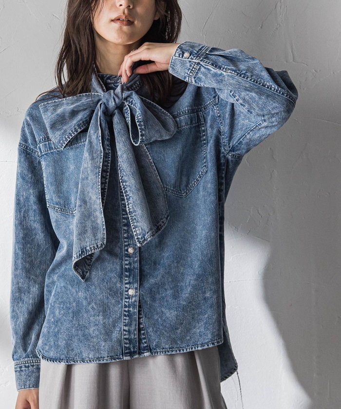 【メイソングレイ/MAYSON GREY】のボウタイ付きデニムシャツ≪洗濯機で洗える≫ インテリア・キッズ・メンズ・レディースファッション・服の通販 founy(ファニー) https://founy.com/ ファッション Fashion レディースファッション Fashion for Women トップス・カットソー Cut & Sew Tops シャツ・ブラウス・オフィスカジュアル Elegant Blouses & Button-Ups インディゴ Indigo Denim 春 Spring 洗える Machine Washable デニム Denim, Jeans Material 長袖 Long Sleeve, Full Sleeve パターン Pattern, Design Print ポケット Pocket, Pocket Detail 無地 Plain, Solid Color S/S・春夏 SS, Spring/Summer, Warm Season おすすめ Recommended / Our Picks 夏 Summer 2026年 2026 |ID: prp329100004864610 ipo3291000000036205035