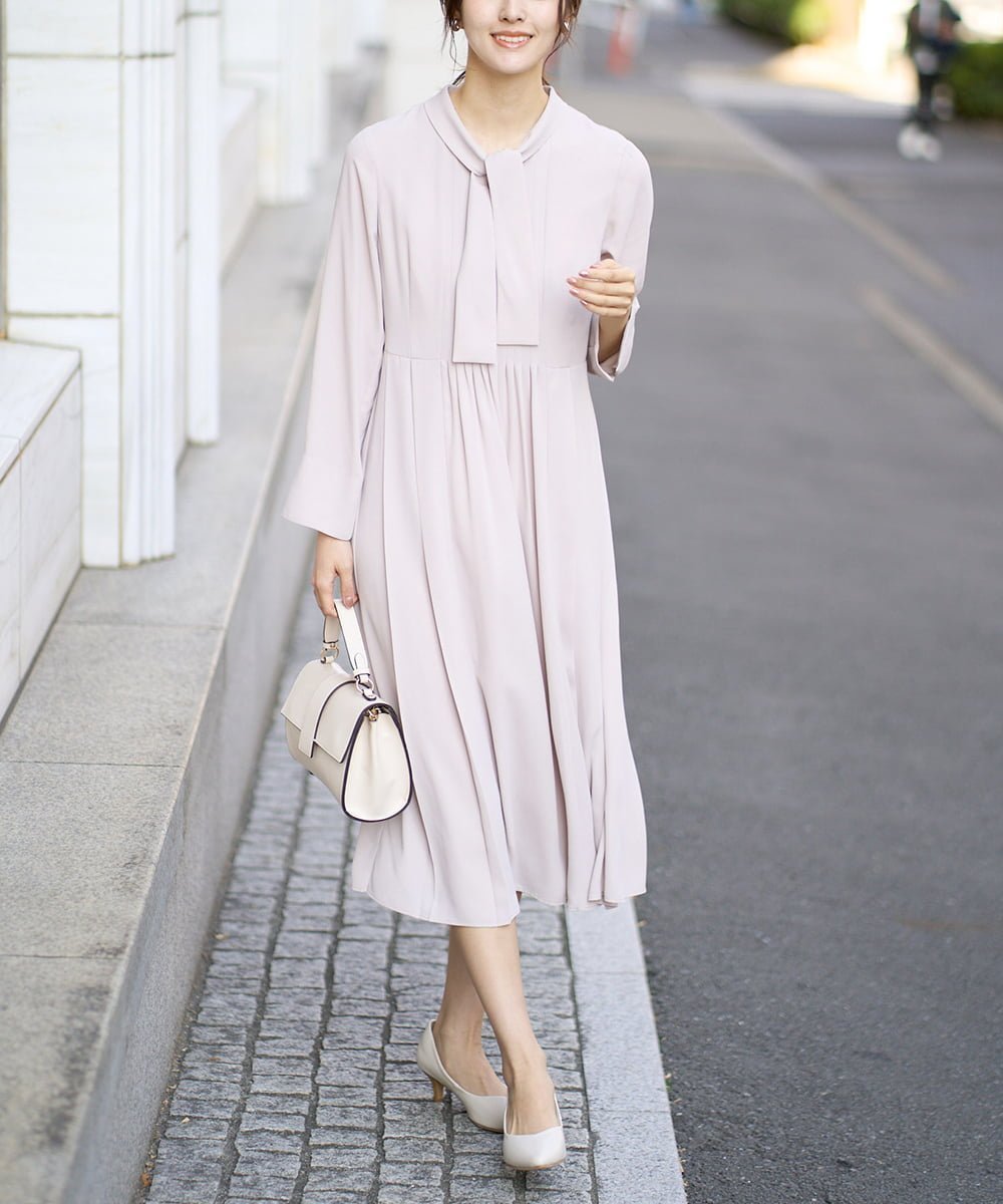 【アー ヴェー ヴェー/a.v.v】の【洗える/帯電防止】ボウタイプリーツワンピース インテリア・キッズ・メンズ・レディースファッション・服の通販 founy(ファニー) 　ファッション　Fashion　レディースファッション　Fashion for Women　ワンピース　Dresses　洗える　Machine Washable　カーディガン　Cardigan, Knitwear　ジャケット　Jacket, Outerwear　ツイード　Twill, Twill Weave　フォーマル　Formal, Dressy　フロント　Front, Front Design　プリーツ　Pleats, Pleated　再入荷　Restock / Back in Stock　おすすめ　Recommended / Our Picks　セレモニー　Ceremony　入学式　Entrance Ceremony　卒業式　Graduation Ceremony　結婚式　Wedding　ビジネス 仕事 通勤　Business / Work / Commuting　ベージュ|ID: prp329100004864858 ipo3291000000036209067