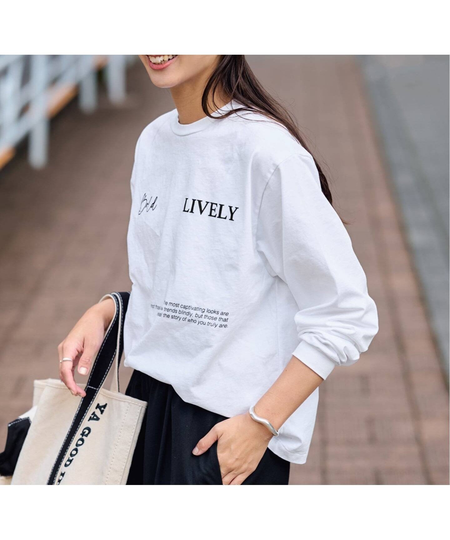 【フレームワーク/FRAMeWORK】のロゴロンT(LIVELY) インテリア・キッズ・メンズ・レディースファッション・服の通販 founy(ファニー) 　ファッション　Fashion　レディースファッション　Fashion for Women　トップス・カットソー　Cut & Sew Tops　ロングTシャツ・Tシャツ　Longline T-Shirts & Tees　インナー　Innerwear　シンプル　Simple, Minimal　ジャケット　Jacket, Outerwear　プリント　Print, Printed Pattern　ホワイト|ID: prp329100004865205 ipo3291000000036212168