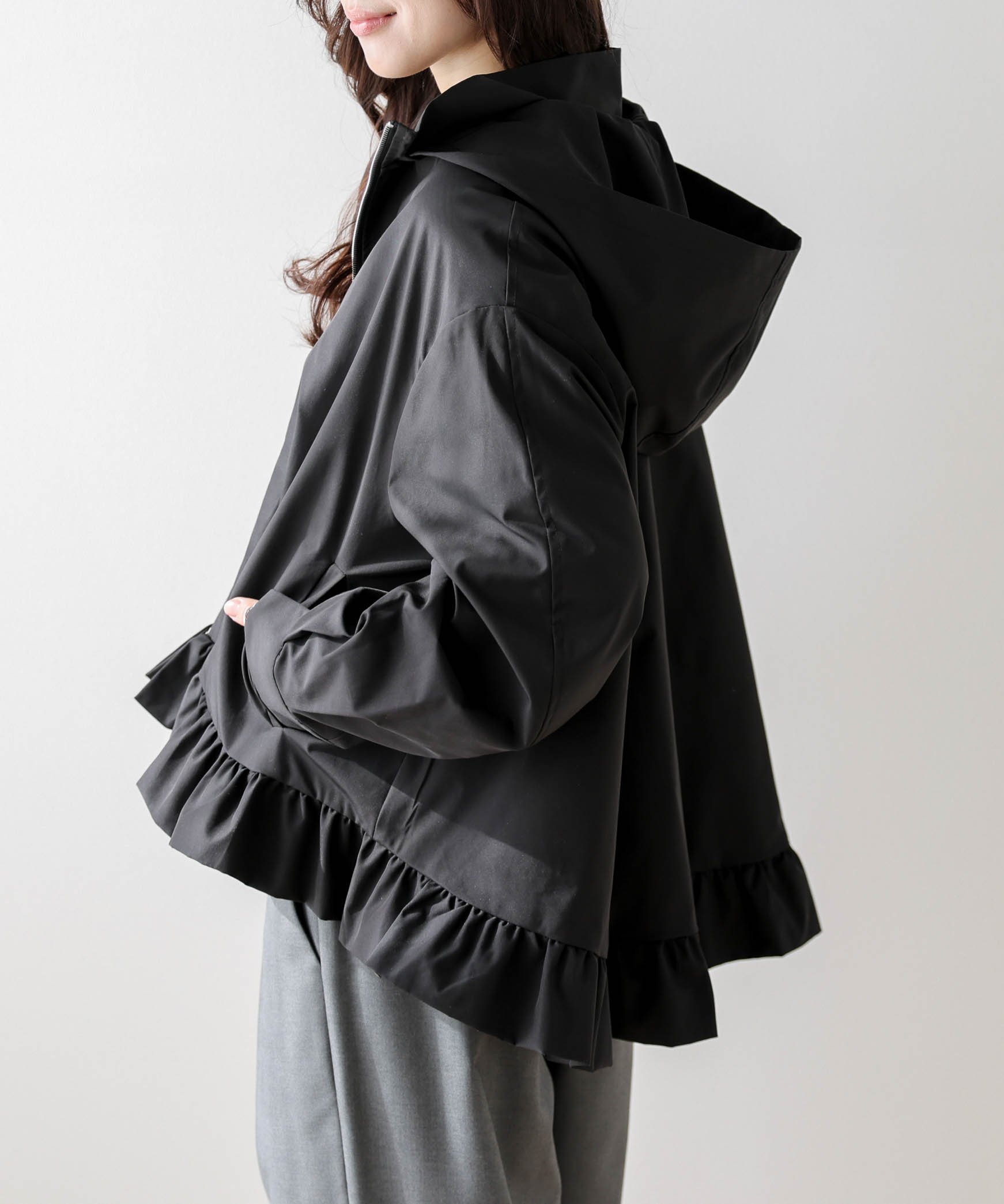 【ラジュール/Lajour】の裾フリル マウンテンパーカー インテリア・キッズ・メンズ・レディースファッション・服の通販 founy(ファニー) 　ファッション　Fashion　レディースファッション　Fashion for Women　トップス・カットソー　Cut & Sew Tops　レディースパーカー・カジュアルフーディー　Casual Hoodies & Sweatshirts　2026年　2026　なめらか　Smooth, Silky Texture　アウトドア　Outdoor Clothing　パーカー　Hoodie, Parka　フェミニン　Feminine, Girly　フリル　Frill, Ruffle　エレガント 上品　Elegant　春　Spring　防寒　Cold Protection, Winter-Ready　ブラック|ID: prp329100004865375 ipo3291000000036213527