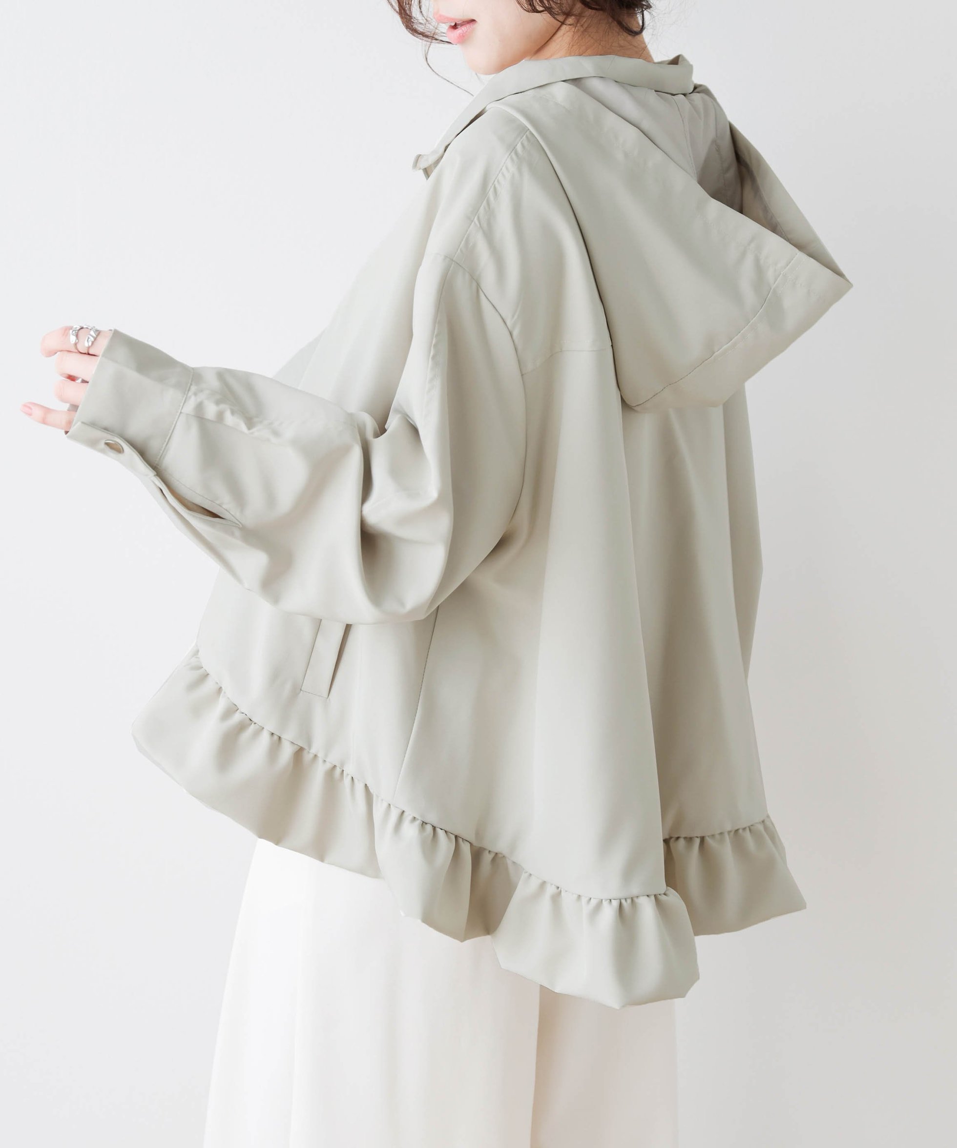 【ラジュール/Lajour】の裾フリル マウンテンパーカー インテリア・キッズ・メンズ・レディースファッション・服の通販 founy(ファニー) 　ファッション　Fashion　レディースファッション　Fashion for Women　トップス・カットソー　Cut & Sew Tops　レディースパーカー・カジュアルフーディー　Casual Hoodies & Sweatshirts　2026年　2026　なめらか　Smooth, Silky Texture　アウトドア　Outdoor Clothing　パーカー　Hoodie, Parka　フェミニン　Feminine, Girly　フリル　Frill, Ruffle　エレガント 上品　Elegant　春　Spring　防寒　Cold Protection, Winter-Ready　オフベージュ|ID: prp329100004865375 ipo3291000000036213532