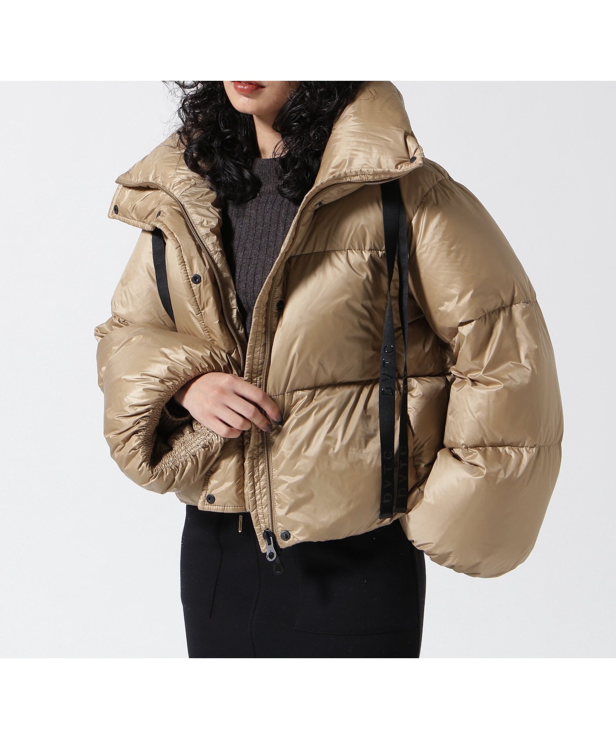 【ロイヤルフラッシュ/ROYAL FLASH】のDUVETICA/デュベティカ/YOKI/ヨキ インテリア・キッズ・メンズ・レディースファッション・服の通販 founy(ファニー) 　ファッション　Fashion　レディースファッション　Fashion for Women　イタリア　Italy　エレガント 上品　Elegant　キルティング　Quilted, Quilting　ショート　Short, Short Length　シルク　Silk, 100% Silk　ジャケット　Jacket, Outerwear　スマート　Smart, Elegant　ダウン　Down, Puffer　ドローコード　Drawcord, Drawstring Cord　フェザー　Feather, Feather Detail　フランス　France, French　フロント　Front, Front Design　ボーダー　Border, Stripe　防寒　Cold Protection, Winter-Ready　メタリック　Metallic, Shiny Finish　ラウンド　Round, Round Neck　リュクス　Luxury, Elegant, High-End, Chic　ベージュ|ID: prp329100004865425 ipo3291000000036213874