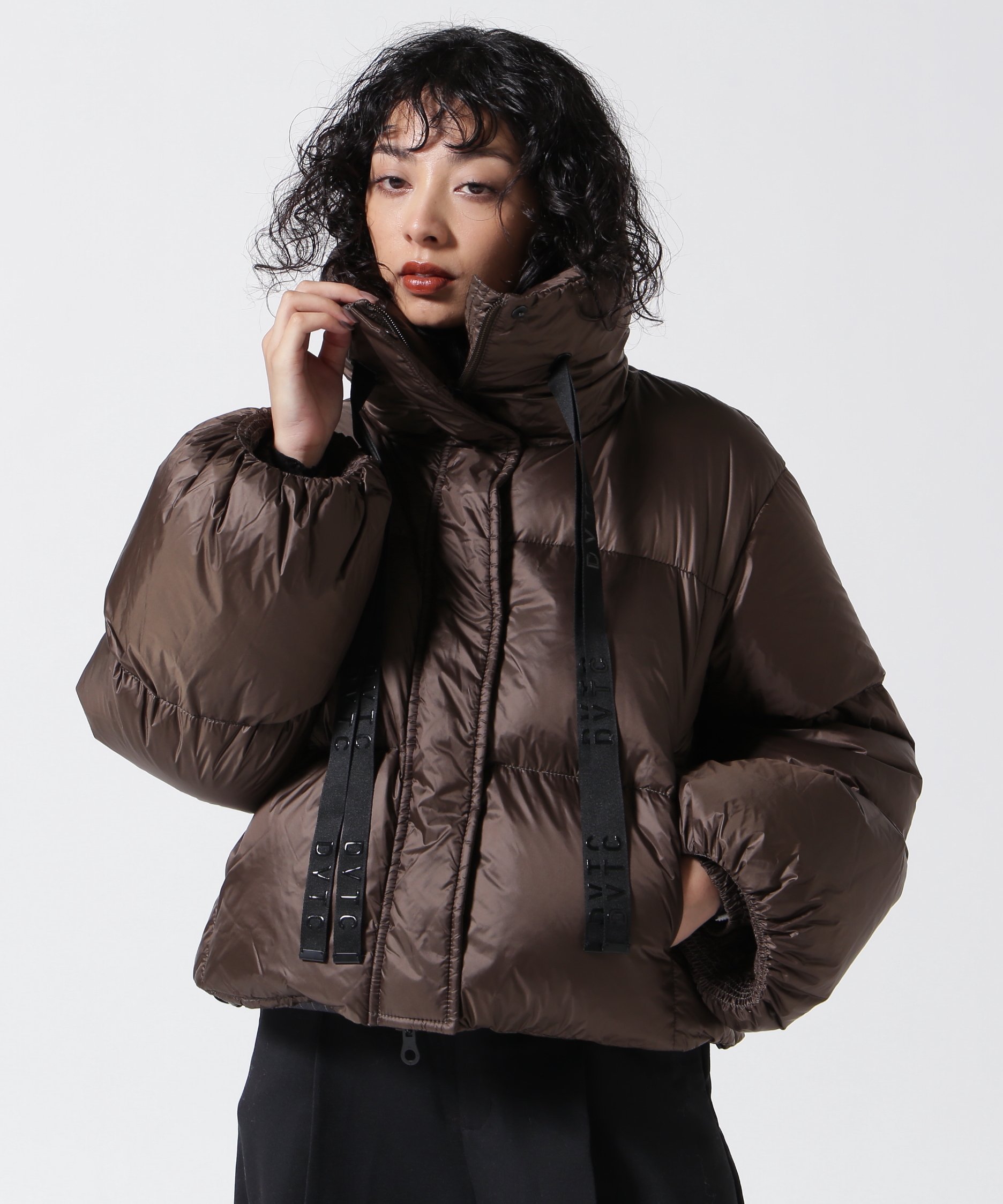 【ロイヤルフラッシュ/ROYAL FLASH】のDUVETICA/デュベティカ/YOKI/ヨキ インテリア・キッズ・メンズ・レディースファッション・服の通販 founy(ファニー) 　ファッション　Fashion　レディースファッション　Fashion for Women　イタリア　Italy　エレガント 上品　Elegant　キルティング　Quilted, Quilting　ショート　Short, Short Length　シルク　Silk, 100% Silk　ジャケット　Jacket, Outerwear　スマート　Smart, Elegant　ダウン　Down, Puffer　ドローコード　Drawcord, Drawstring Cord　フェザー　Feather, Feather Detail　フランス　France, French　フロント　Front, Front Design　ボーダー　Border, Stripe　防寒　Cold Protection, Winter-Ready　メタリック　Metallic, Shiny Finish　ラウンド　Round, Round Neck　リュクス　Luxury, Elegant, High-End, Chic　ブラウン|ID: prp329100004865425 ipo3291000000036213877