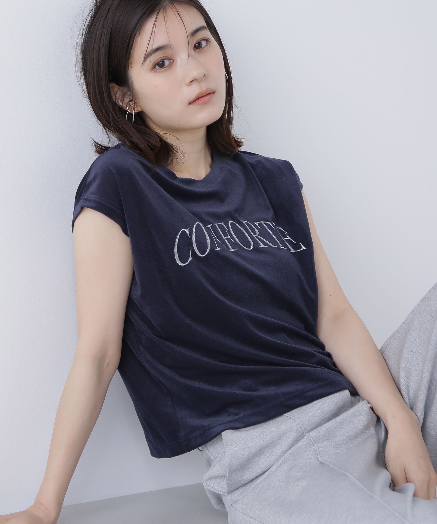 【ナチュラル ビューティー ベーシック/NATURAL BEAUTY BASIC】のベロアロゴ刺繍トップス インテリア・キッズ・メンズ・レディースファッション・服の通販 founy(ファニー) 　ファッション　Fashion　レディースファッション　Fashion for Women　トップス・カットソー　Cut & Sew Tops　ベロアトップス　Velour Tops / Velvet-Look Items　シンプル　Simple, Minimal　スリーブ　Sleeve, Long Sleeve / Short Sleeve　フレンチ　French, French Style　フロント　Front, Front Design　ベロア　Velour, Soft Velvet　ネイビー|ID: prp329100004865556 ipo3291000000036215783