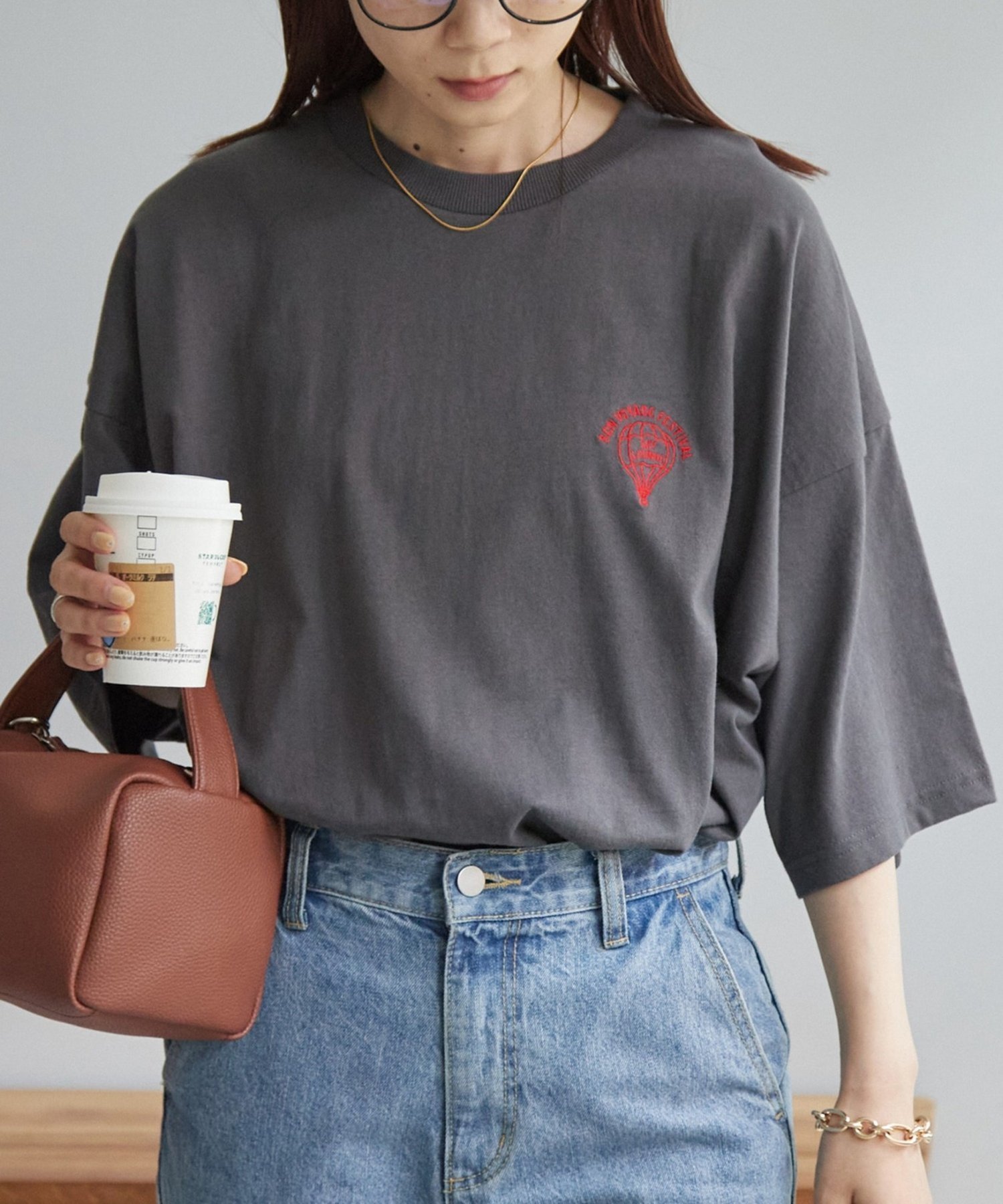 【ディスコート/Discoat】の【WEB限定】ワンポイント刺繍半袖Tシャツ インテリア・キッズ・メンズ・レディースファッション・服の通販 founy(ファニー) 　ファッション　Fashion　レディースファッション　Fashion for Women　トップス・カットソー　Cut & Sew Tops　シャツ・ブラウス・オフィスカジュアル　Elegant Blouses & Button-Ups　ロングTシャツ・Tシャツ　Longline T-Shirts & Tees　おすすめ　Recommended / Our Picks　ショート　Short, Short Length　シンプル　Simple, Minimal　スリーブ　Sleeve, Long Sleeve / Short Sleeve　トレンド　Trend, Trending Now　ビッグ　Big, Oversized　ベーシック　Basic, Essential　メンズ　Men's, Menswear　ワンポイント　One Point, Statement Accent　半袖　Short Sleeve, Half Sleeve　チャコールグレー|ID: prp329100004865575 ipo3291000000036216023