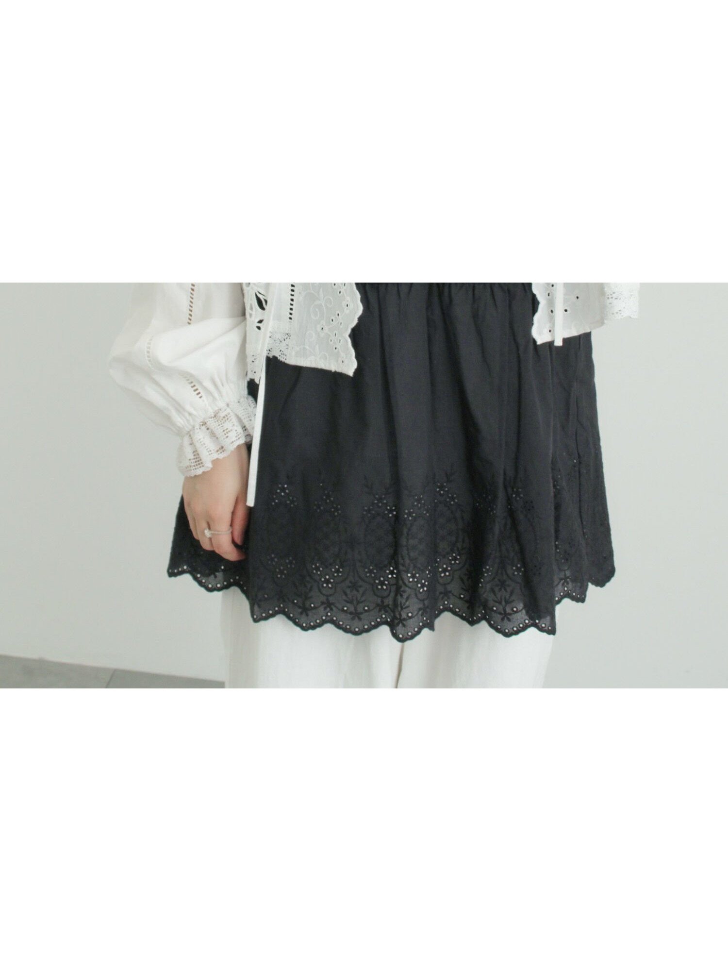 【サマンサモスモス/Samansa Mos2】の裾スカラップレースノースリーブインナー インテリア・キッズ・メンズ・レディースファッション・服の通販 founy(ファニー) 　ファッション　Fashion　レディースファッション　Fashion for Women　トップス・カットソー　Cut & Sew Tops　キャミソール&ノースリーブ　Camisoles & Sleeveless Tops　インナー　Innerwear　ジャケット　Jacket, Outerwear　スカラップ　Scallop, Scalloped Edge　ノースリーブ　Sleeveless, No-Sleeve　レース　Lace, Lace Fabric　エレガント 上品　Elegant　ブラック|ID: prp329100004865741 ipo3291000000036217808