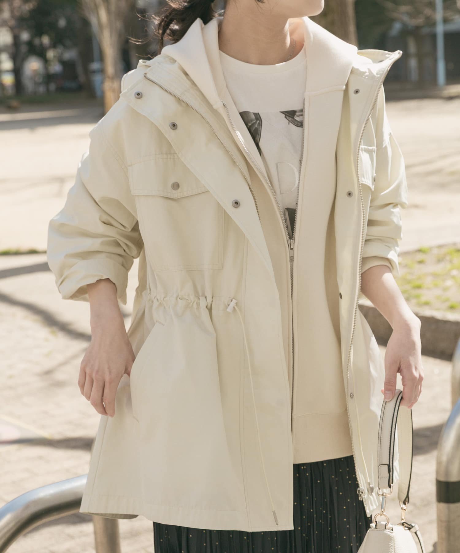 【アイテムズアーバンリサーチ/ITEMS URBAN RESEARCH】の『撥水/イージーケア』ライトフーディーブルゾン インテリア・キッズ・メンズ・レディースファッション・服の通販 founy(ファニー) 　ファッション　Fashion　レディースファッション　Fashion for Women　アウター　Coat / Outerwear Collection　ブルゾンジャケット・スポーティアウター　Blouson Jackets　2026年　2026　ドローストリング　Drawstring, Pull Cord　バランス　Balance, Style Balance　ボックス　Boxy, Box Shape　ポケット　Pocket, Pocket Detail　夏　Summer　春　Spring　S/S・春夏　SS, Spring/Summer, Warm Season　ホワイト系その他|ID: prp329100004865898 ipo3291000000036219329