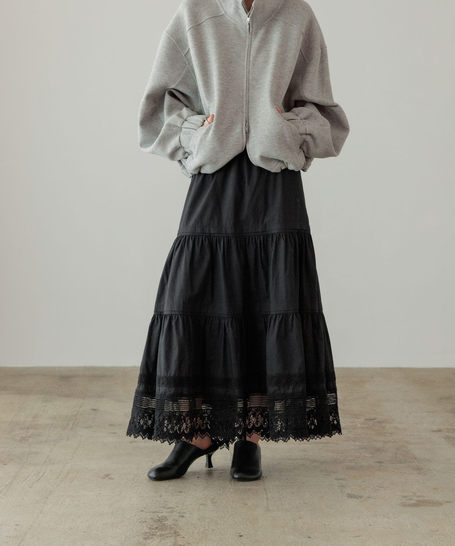 【ローリーズファーム/LOWRYS FARM】のレースボリュームスカート インテリア・キッズ・メンズ・レディースファッション・服の通販 founy(ファニー) 　ファッション　Fashion　レディースファッション　Fashion for Women　スカート　Skirts　ガーリー　Girly, Feminine Style　ケミカル　Chemical, Chemical Wash　シンプル　Simple, Minimal　スウェット / スエット　Sweatshirt, Sweatwear　スニーカー　Sneakers, Trainers　ダウン　Down, Puffer　ティアードスカート　Tiered Skirt, Flounced Skirt　トレンド　Trend, Trending Now　バランス　Balance, Style Balance　レース　Lace, Lace Fabric　ロング　Long, Long-Length　おすすめ　Recommended / Our Picks　ブラック09|ID: prp329100004865952 ipo3291000000036219585