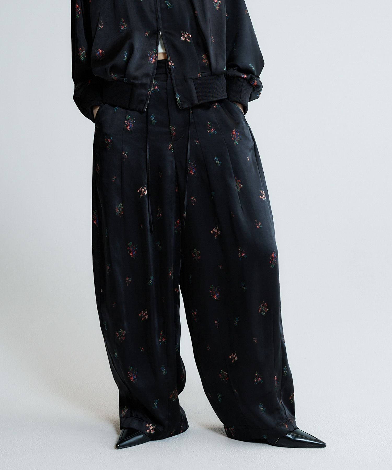【ジーナシス/JEANASiS】のフラワーサテンコクーンパンツ インテリア・キッズ・メンズ・レディースファッション・服の通販 founy(ファニー) ファッション Fashion レディースファッション Fashion for Women パンツ Pants & Trousers おすすめ Recommended / Our Picks サテン Satin, Glossy Fabric スウェット / スエット Sweatshirt, Sweatwear トレンド Trend, Trending Now ブルゾン Blouson, Bomber Jacket ボトム Bottoms, Lower Wear ワイド Wide, Wide Fit 春 Spring ブラック系その他|ID: prp329100004866001 ipo3291000000036219821