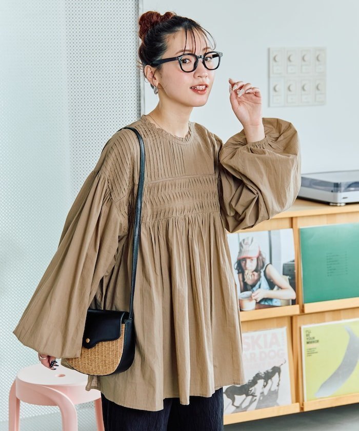 【フリークスストア/FREAK'S STORE】のインドピンタックギャザーロングスリーブブラウス【限定展開】 インテリア・キッズ・メンズ・レディースファッション・服の通販 founy(ファニー) 　ファッション　Fashion　レディースファッション　Fashion for Women　トップス・カットソー　Cut & Sew Tops　シャツ・ブラウス・オフィスカジュアル　Elegant Blouses & Button-Ups　2026年　2026　インド　Indian Textile　ギャザー　Gathered, Ruffled　スリーブ　Sleeve, Long Sleeve / Short Sleeve　フェミニン　Feminine, Girly　フリル　Frill, Ruffle　フロント　Front, Front Design　エレガント 上品　Elegant　夏　Summer　春　Spring　S/S・春夏　SS, Spring/Summer, Warm Season　モカ|ID: prp329100004866049 ipo3291000000036220101