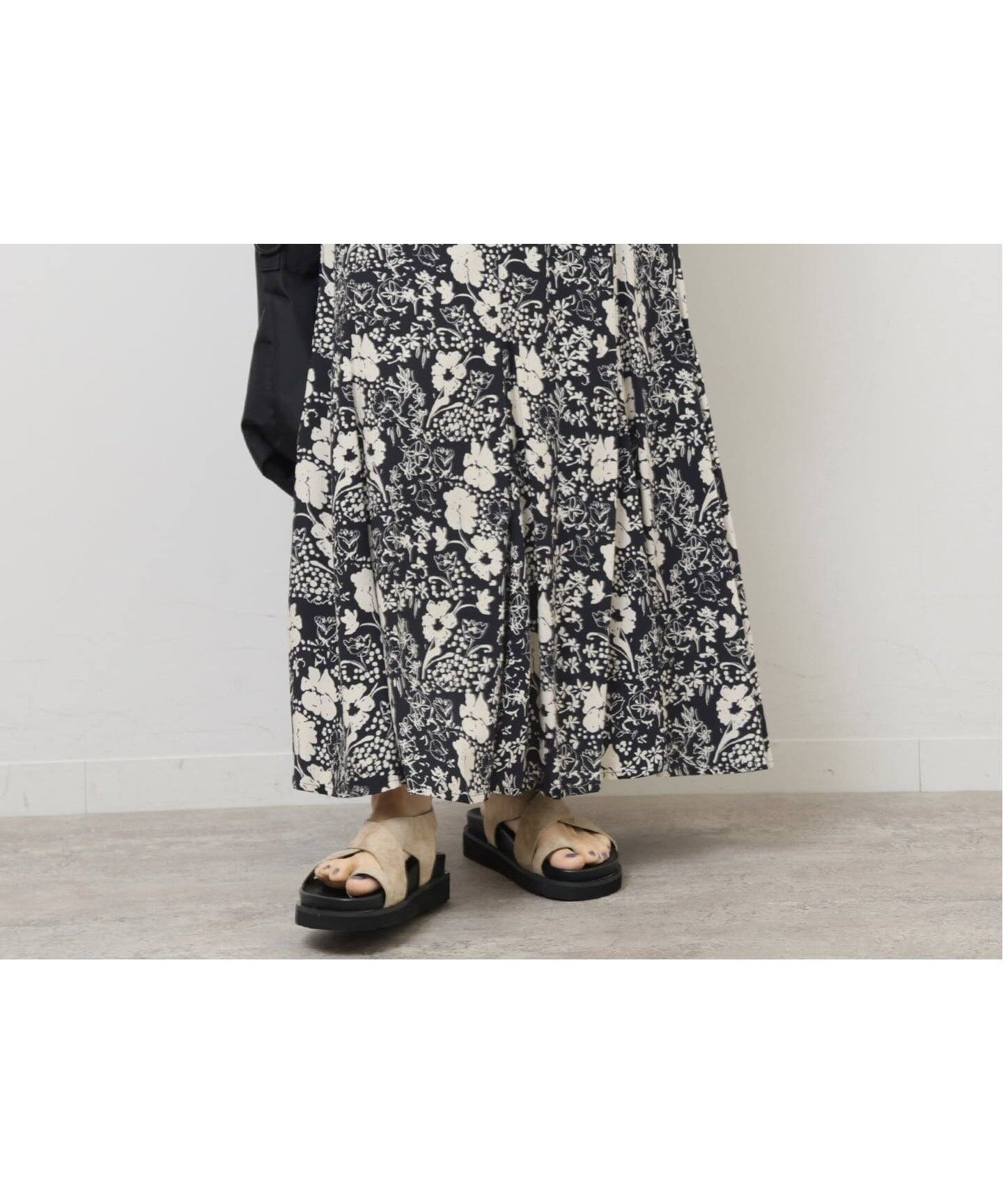 【ジャーナルスタンダード レリューム/JOURNAL STANDARD relume】の《WEB限定追加》レトロフラワープリントマーメイドスカート インテリア・キッズ・メンズ・レディースファッション・服の通販 founy(ファニー) 　ファッション　Fashion　レディースファッション　Fashion for Women　スカート　Skirts　2025年　2025　2025-2026秋冬・A/W　Autumn/Winter 2025–26 AW25–26　とろみ　Fluid, Flowy Fabric　ドット　Polka Dot, Dot Pattern　フラワー　Flower, Floral　プリント　Print, Printed Pattern　マーメイド　Mermaid, Fishtail Silhouette　手描き　Hand-Drawn, Illustrated　ブラック|ID: prp329100004866262 ipo3291000000036229071