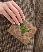 【コーチ/COACH】の【公式】日本限定 ビルフォールド ウォレット・シグネチャー キャンバス・レキシー プリント 人気、トレンドファッション・服の通販 founy(ファニー) ファッション Fashion レディースファッション Fashion for Women クラシック Classic, Timeless Style ジップ Zip, Zipper 財布 Wallet, Purse ニューヨーク New York, NYC Style プリント Print, Printed Pattern ポケット Pocket, Pocket Detail おすすめ Recommended / Our Picks ギフト プレゼント Gift / Present thumbnail BEIGE|ID: prp329100004866723 ipo3291000000036248546