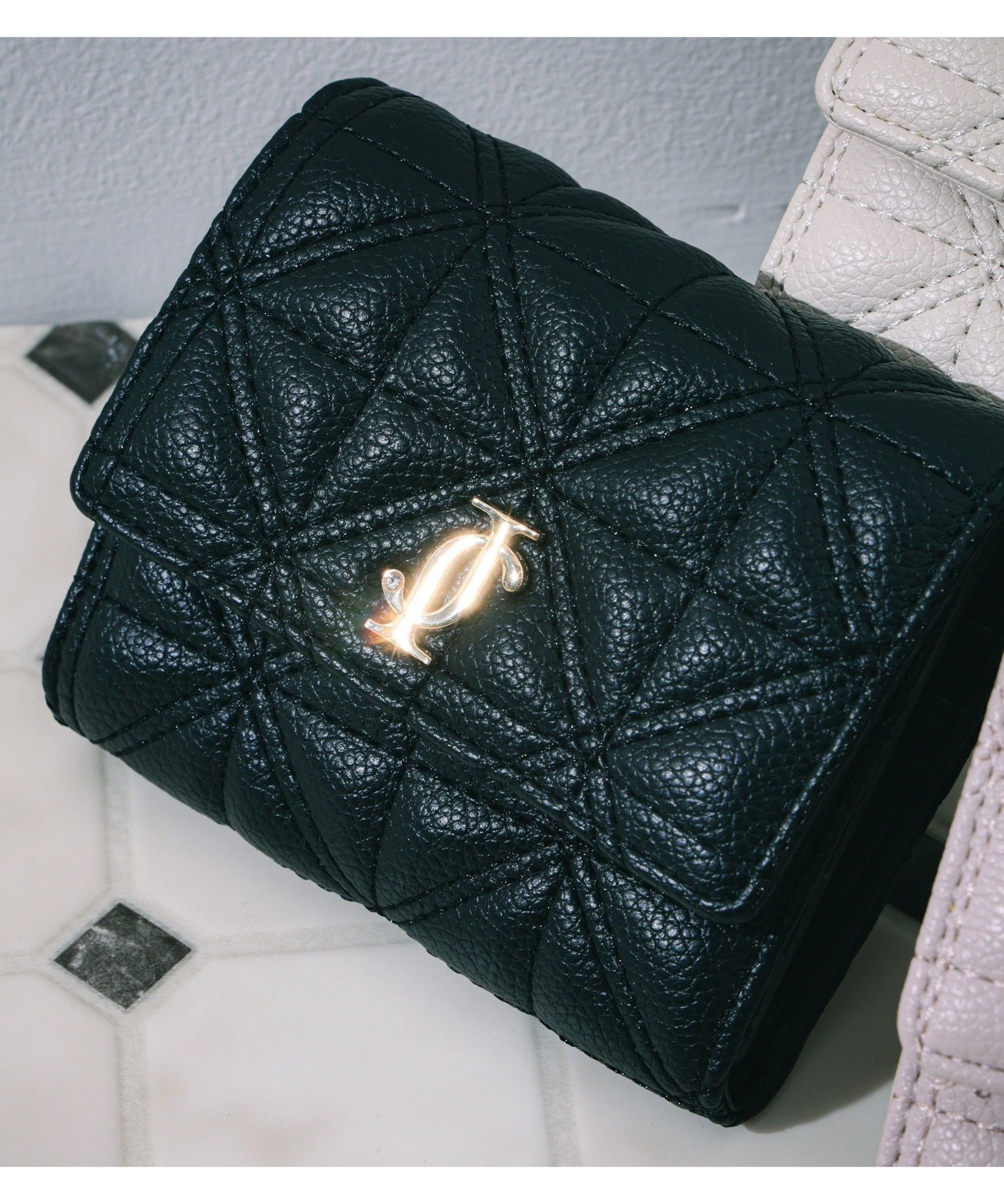 【ジルバイジルスチュアート/JILL by JILLSTUART】のクロスJ キルト三つ折りウォレット インテリア・キッズ・メンズ・レディースファッション・服の通販 founy(ファニー) ファッション Fashion レディースファッション Fashion for Women ウォレット Wallet キルト Quilt, Quilted Fabric コンパクト Compact, Small Size スマート Smart, Elegant エレガント 上品 Elegant 財布 Wallet, Purse ブラック|ID: prp329100004866725 ipo3291000000036248561