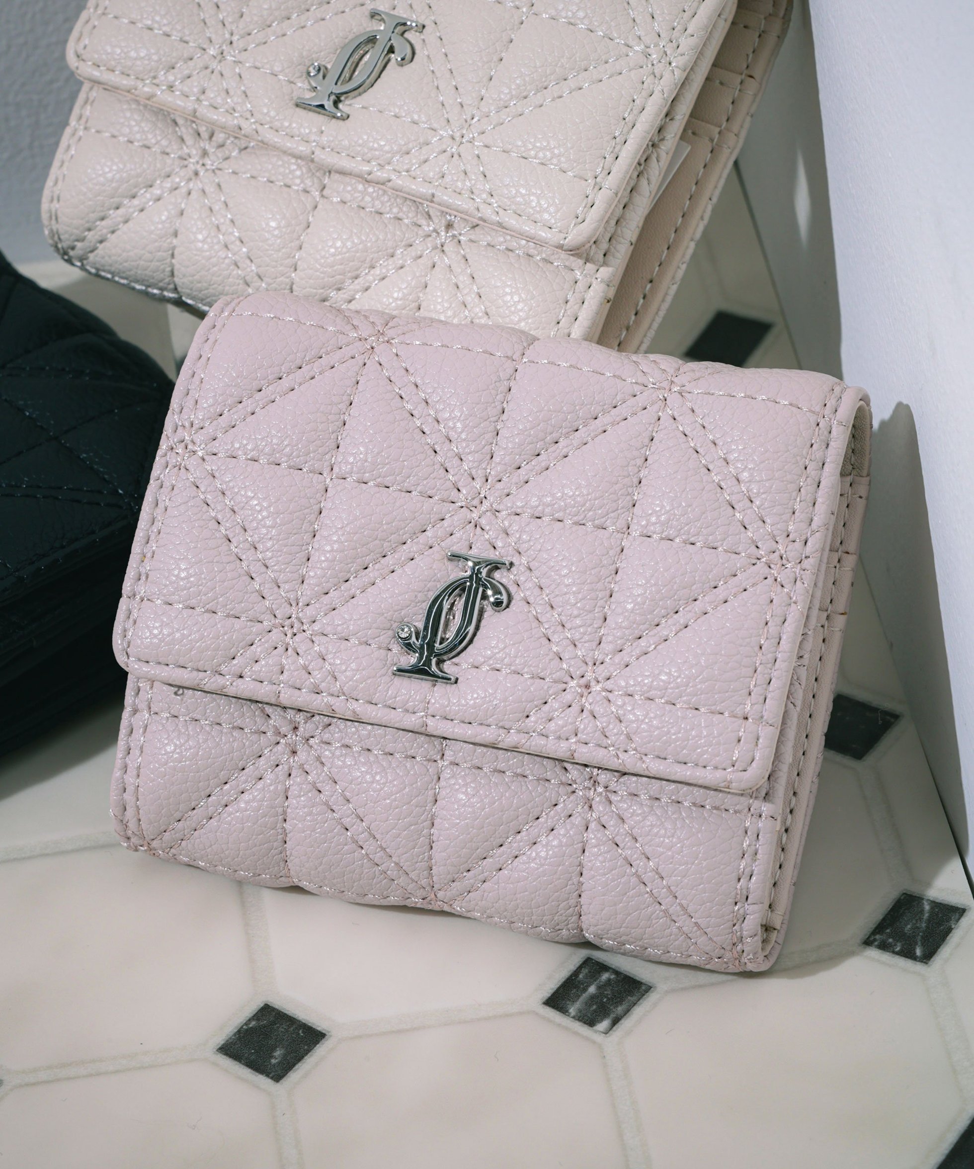 【ジルバイジルスチュアート/JILL by JILLSTUART】のクロスJ キルト三つ折りウォレット インテリア・キッズ・メンズ・レディースファッション・服の通販 founy(ファニー) ファッション Fashion レディースファッション Fashion for Women ウォレット Wallet キルト Quilt, Quilted Fabric コンパクト Compact, Small Size スマート Smart, Elegant エレガント 上品 Elegant 財布 Wallet, Purse ピンク|ID: prp329100004866725 ipo3291000000036248562