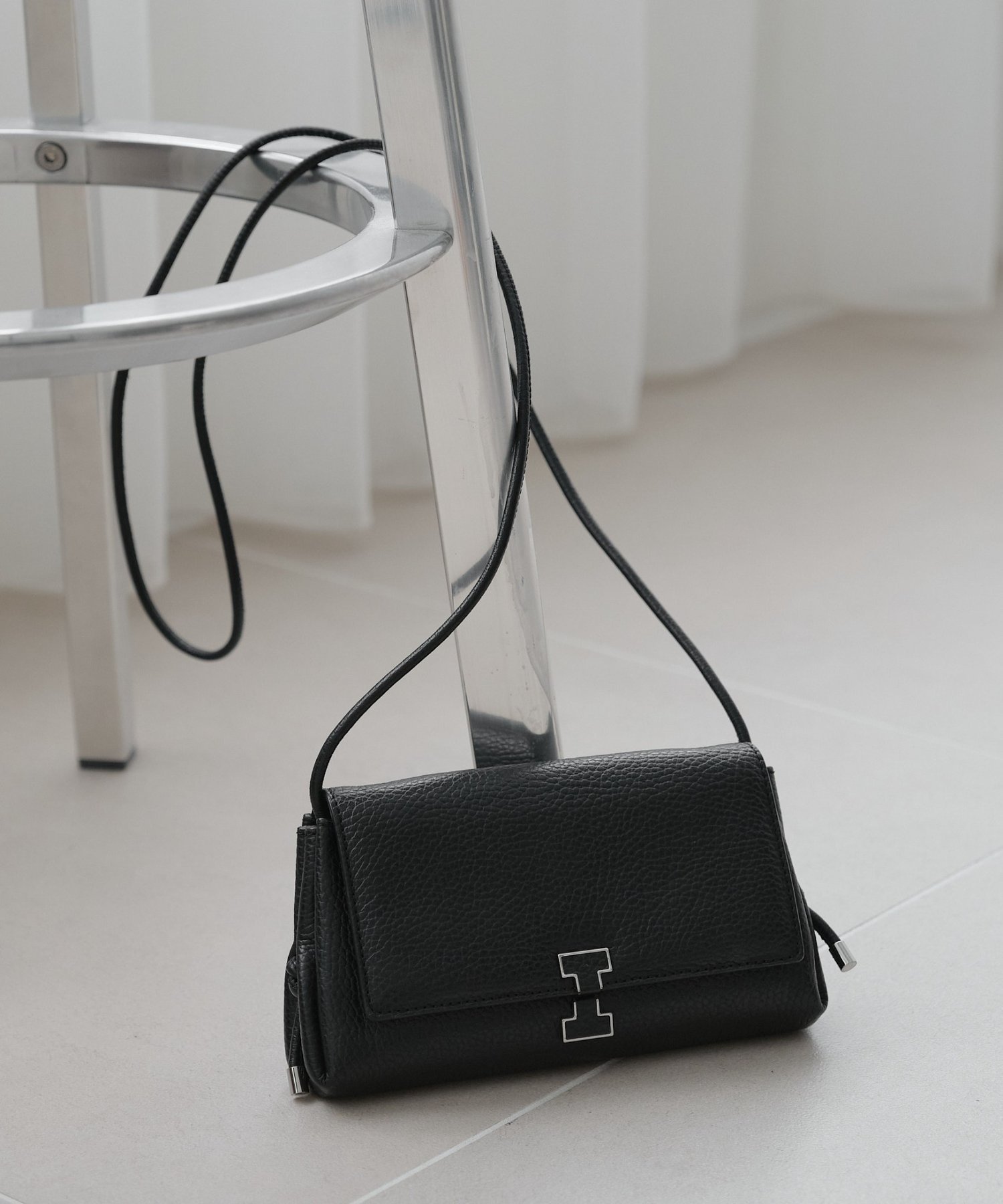 【イアクッチ/IACUCCI】のアバ ウォレットショルダー CERVO インテリア・キッズ・メンズ・レディースファッション・服の通販 founy(ファニー) 　ファッション　Fashion　レディースファッション　Fashion for Women　アクセサリー　Fashion Accessories　クラッチ　Clutch, Clutch Bag　コンパクト　Compact, Small Size　スマート　Smart, Elegant　財布　Wallet, Purse　トラベル　Travel, Travel Gear　バランス　Balance, Style Balance　ビッグ　Big, Oversized　ベスト　Vest, Waistcoat　ポケット　Pocket, Pocket Detail　ポーチ　Pouch, Small Case　メタル　Metal, Metal Parts　ラップ　Wrap, Wrap Design　旅行　Travel　ブラック|ID: prp329100004866734 ipo3291000000036248613