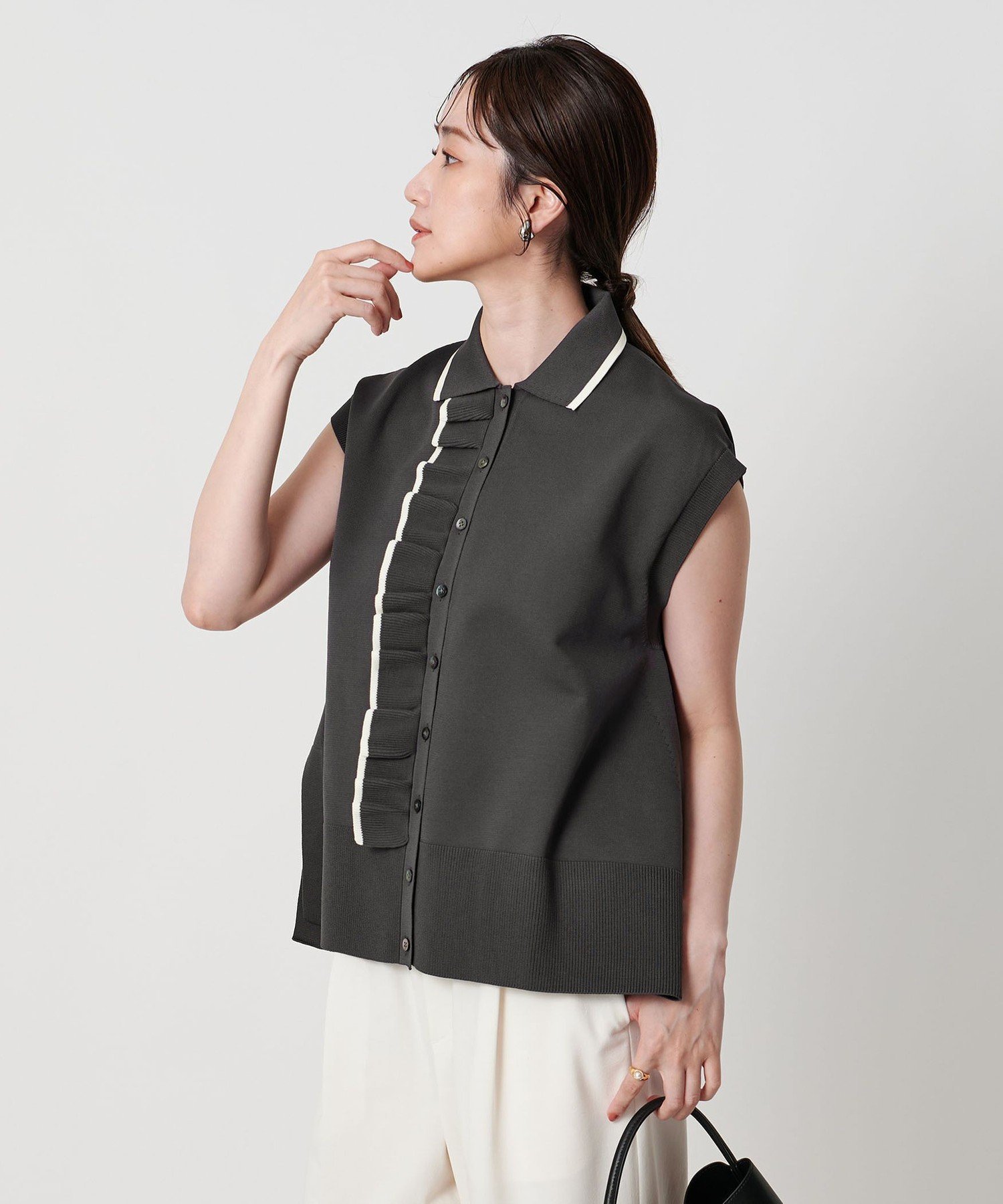 【ユナイテッドアローズ/UNITED ARROWS】のミニマル フリル ベスト インテリア・キッズ・メンズ・レディースファッション・服の通販 founy(ファニー) 　ファッション　Fashion　レディースファッション　Fashion for Women　アウター　Coat / Outerwear Collection　トップス・カットソー　Cut & Sew Tops　ベスト&ジレ / 重ね着スタイル　Vests & Gilets　スリット　Slit, Slit Detail　ノースリーブ　Sleeveless, No-Sleeve　フリル　Frill, Ruffle　フロント　Front, Front Design　ベスト　Vest, Waistcoat　半袖　Short Sleeve, Half Sleeve　ワイド　Wide, Wide Fit　アウトレット　Outlet / Clearance　夏　Summer　DK.GRAY|ID: prp329100004866965 ipo3291000000036252025