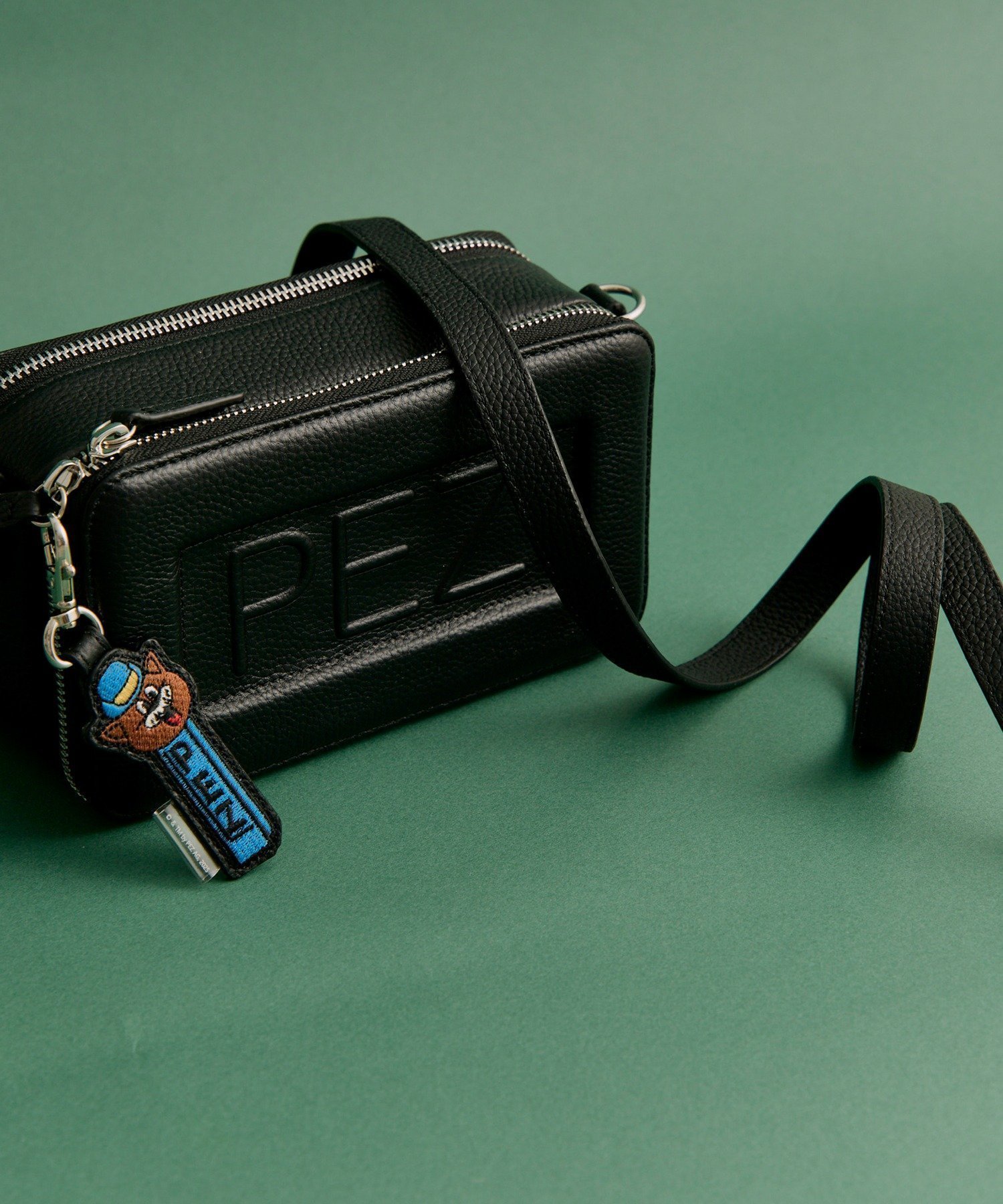 【イア パピヨネ/ear PAPILLONNER】の【PEZ(ペッツ)×ear】本革ウォレット ショルダーバッグ インテリア・キッズ・メンズ・レディースファッション・服の通販 founy(ファニー) 　ファッション　Fashion　レディースファッション　Fashion for Women　バッグ　Bags　ウォレット　Wallet　コラボ　Collaboration, Collab　ショルダー　Shoulder, Shoulder Strap　シンプル　Simple, Minimal　スマート　Smart, Elegant　財布　Wallet, Purse　チャーム　Charm, Pendant　人気　Popular, Best Seller　プリント　Print, Printed Pattern　ポケット　Pocket, Pocket Detail　おすすめ　Recommended / Our Picks　旅行　Travel　ブラック|ID: prp329100004866977 ipo3291000000036252288