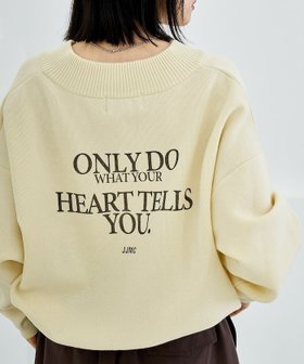 【フリークスストア/FREAK'S STORE】の別注 Vネックプルオーバー / スウェットライクニット 25AW 人気、トレンドファッション・服の通販 founy(ファニー) ファッション Fashion レディースファッション Fashion for Women トップス・カットソー Cut & Sew Tops ニット Knit Tops & Sweaters レディースパーカー・カジュアルフーディー Casual Hoodies & Sweatshirts カジュアルプルオーバー・ニットトップス Pullovers & Knit Tops / Casual Pullovers スウェット・クルーネックトップス Sweatshirts & Crewnecks / Relaxed Fit Sweat Tops Vネックトップス V-Neck Tops / V-Cut Neckline Shirts 2025年 2025 2025-2026秋冬・A/W Autumn/Winter 2025–26 AW25–26 冬 Winter / This Winter スウェット / スエット Sweatshirt, Sweatwear スペシャル Special, Limited Edition プリント Print, Printed Pattern ワンポイント One Point, Statement Accent 別注 Limited Edition, Custom Order A/W・秋冬 Autumn/Winter |ID:prp329100004867378