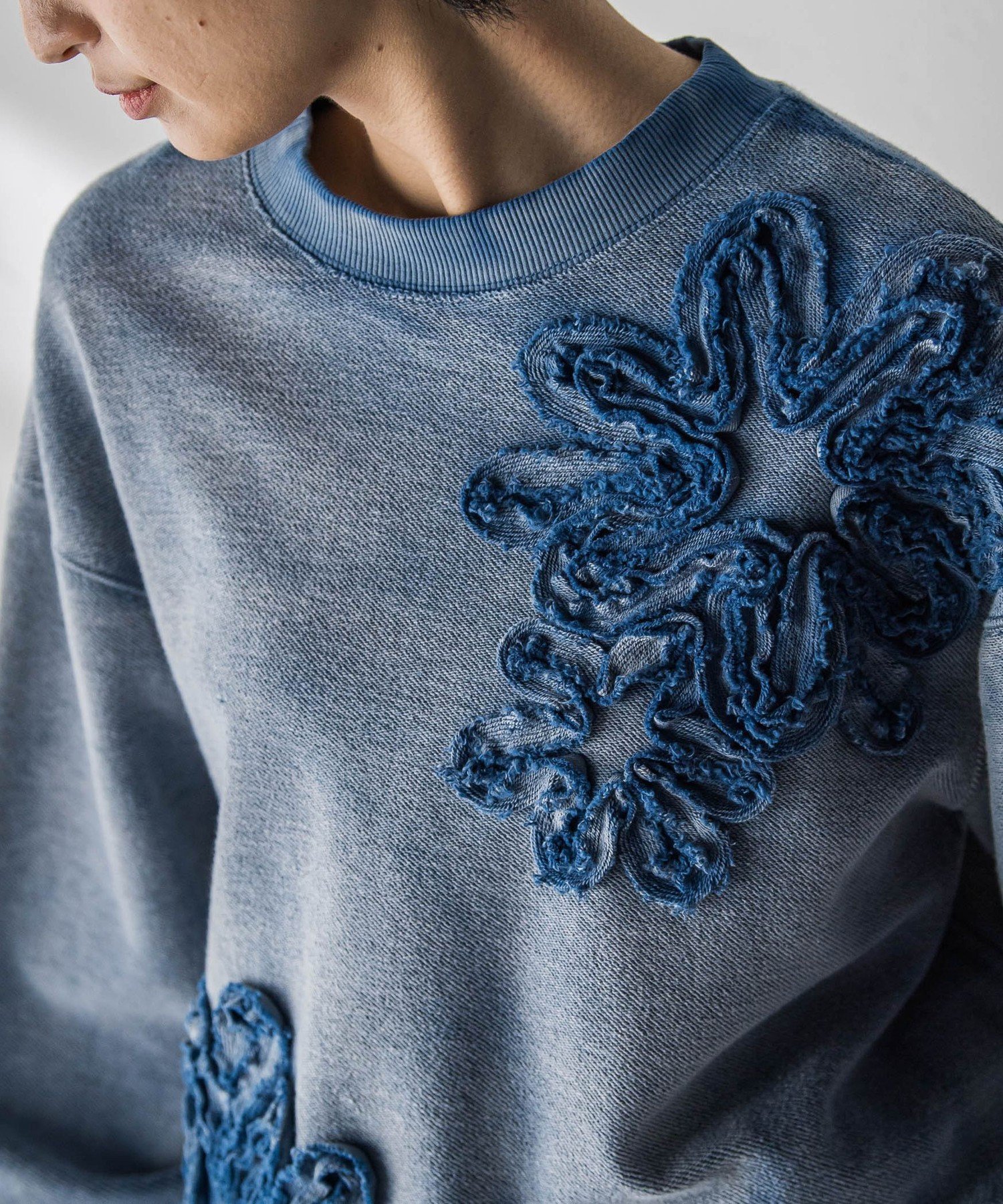 【メイソングレイ/MAYSON GREY】のフラワーモチーフプルオーバー≪洗濯機で洗える≫ インテリア・キッズ・メンズ・レディースファッション・服の通販 founy(ファニー) ファッション Fashion レディースファッション Fashion for Women トップス・カットソー Cut & Sew Tops カジュアルプルオーバー・ニットトップス Pullovers & Knit Tops / Casual Pullovers 花柄・フラワープリント・モチーフ Floral Prints & Motifs / Flower Pattern Tops ウォッシュ Washed Finish 春 Spring 洗える Machine Washable キュロット Culottes, Wide Shorts コンパクト Compact, Small Size ストレッチ Stretch, Stretchy Fabric デニム Denim, Jeans Material 長袖 Long Sleeve, Full Sleeve パターン Pattern, Design Print フラワー Flower, Floral ボトム Bottoms, Lower Wear モチーフ Motif, Design Theme リラックス Relax, Relaxed Fit S/S・春夏 SS, Spring/Summer, Warm Season 夏 Summer 2026年 2026 ブルー|ID: prp329100004867397 ipo3291000000036257767