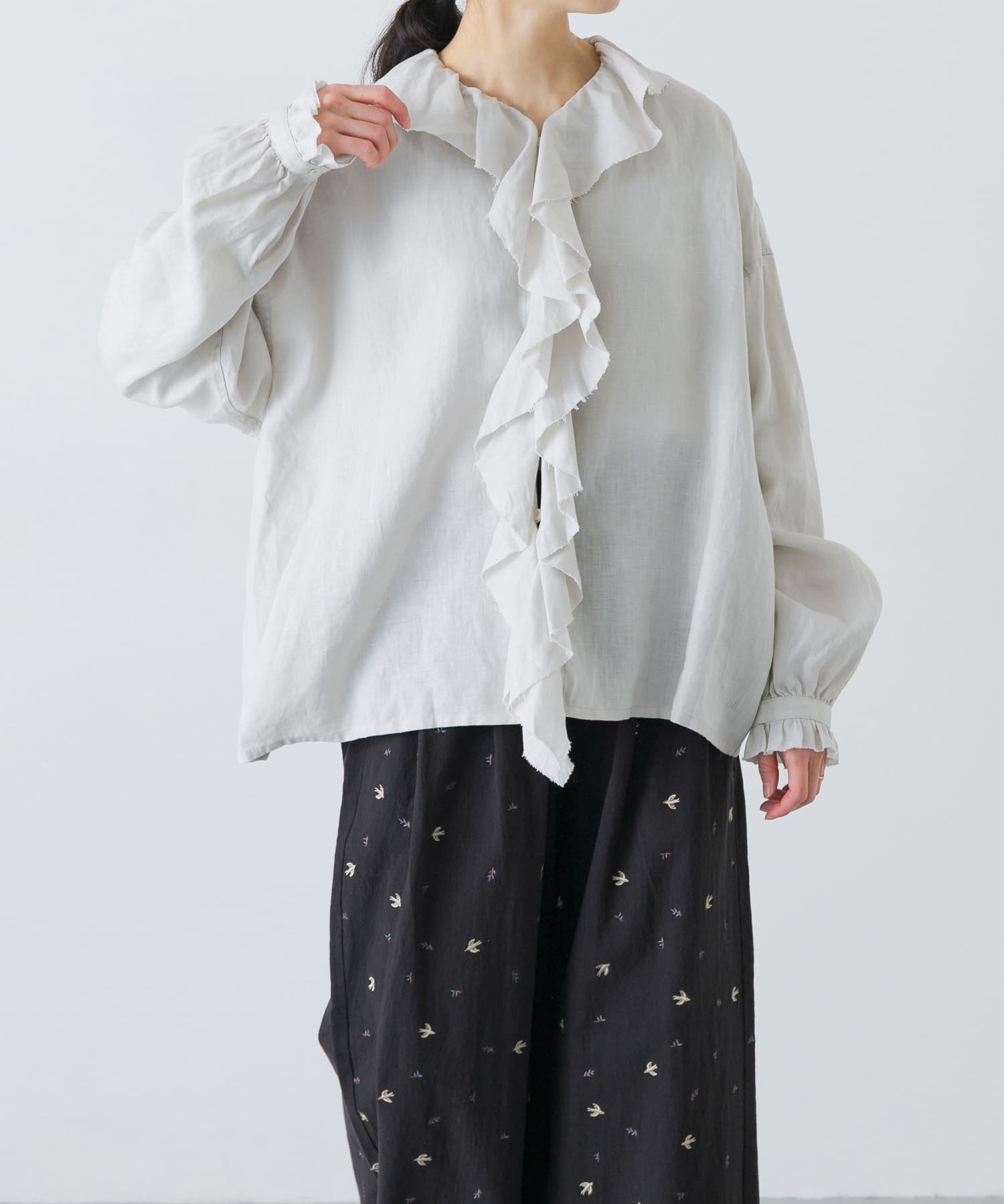 【かぐれ/kagure / URBAN RESEARCH】のリネンフリルカラーシャツ インテリア・キッズ・メンズ・レディースファッション・服の通販 founy(ファニー) 　ファッション　Fashion　レディースファッション　Fashion for Women　トップス・カットソー　Cut & Sew Tops　シャツ・ブラウス・オフィスカジュアル　Elegant Blouses & Button-Ups　2026年　2026　ジャケット　Jacket, Outerwear　フリル　Frill, Ruffle　リネン　Linen, Linen Fabric　エレガント 上品　Elegant　夏　Summer　S/S・春夏　SS, Spring/Summer, Warm Season　ライトグレー|ID: prp329100004867894 ipo3291000000036265301