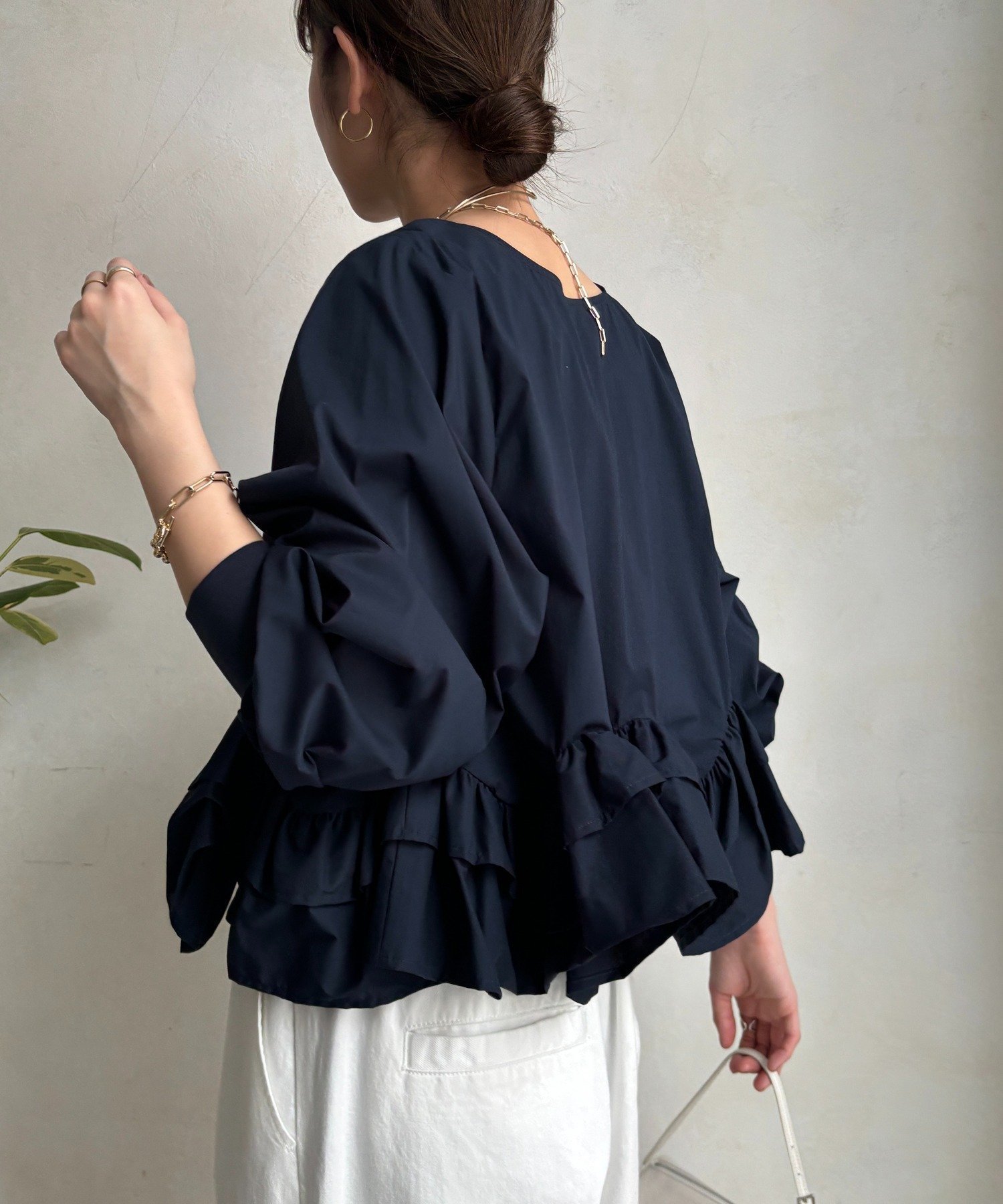 【ドゥドゥ/DouDou】の袖リブペプラムフリルブラウス インテリア・キッズ・メンズ・レディースファッション・服の通販 founy(ファニー) 　ファッション　Fashion　レディースファッション　Fashion for Women　トップス・カットソー　Cut & Sew Tops　シャツ・ブラウス・オフィスカジュアル　Elegant Blouses & Button-Ups　アクセサリー　Fashion Accessories　スマート　Smart, Elegant　雑誌　Magazine, Fashion Magazine　フォルム　Silhouette, Form　フリル　Frill, Ruffle　ペプラム　Peplum, Flared Hem　S/S・春夏　SS, Spring/Summer, Warm Season　再入荷　Restock / Back in Stock　夏　Summer　2026年　2026　ネイビー|ID: prp329100004868003 ipo3291000000036268500