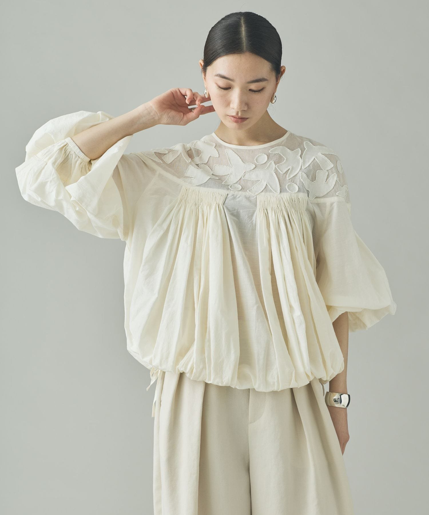 【カレンソロジー/Curensology】のバードシシュウブラウス インテリア・キッズ・メンズ・レディースファッション・服の通販 founy(ファニー) 　ファッション　Fashion　レディースファッション　Fashion for Women　トップス・カットソー　Cut & Sew Tops　シャツ・ブラウス・オフィスカジュアル　Elegant Blouses & Button-Ups　インド　Indian Textile　エレガント 上品　Elegant　オーガンジー　Organza Fabric　シルク　Silk, 100% Silk　ハンド　Hand, Handmade　バランス　Balance, Style Balance　リボン　Ribbon, Bow　ホワイト|ID: prp329100004868040 ipo3291000000036269324