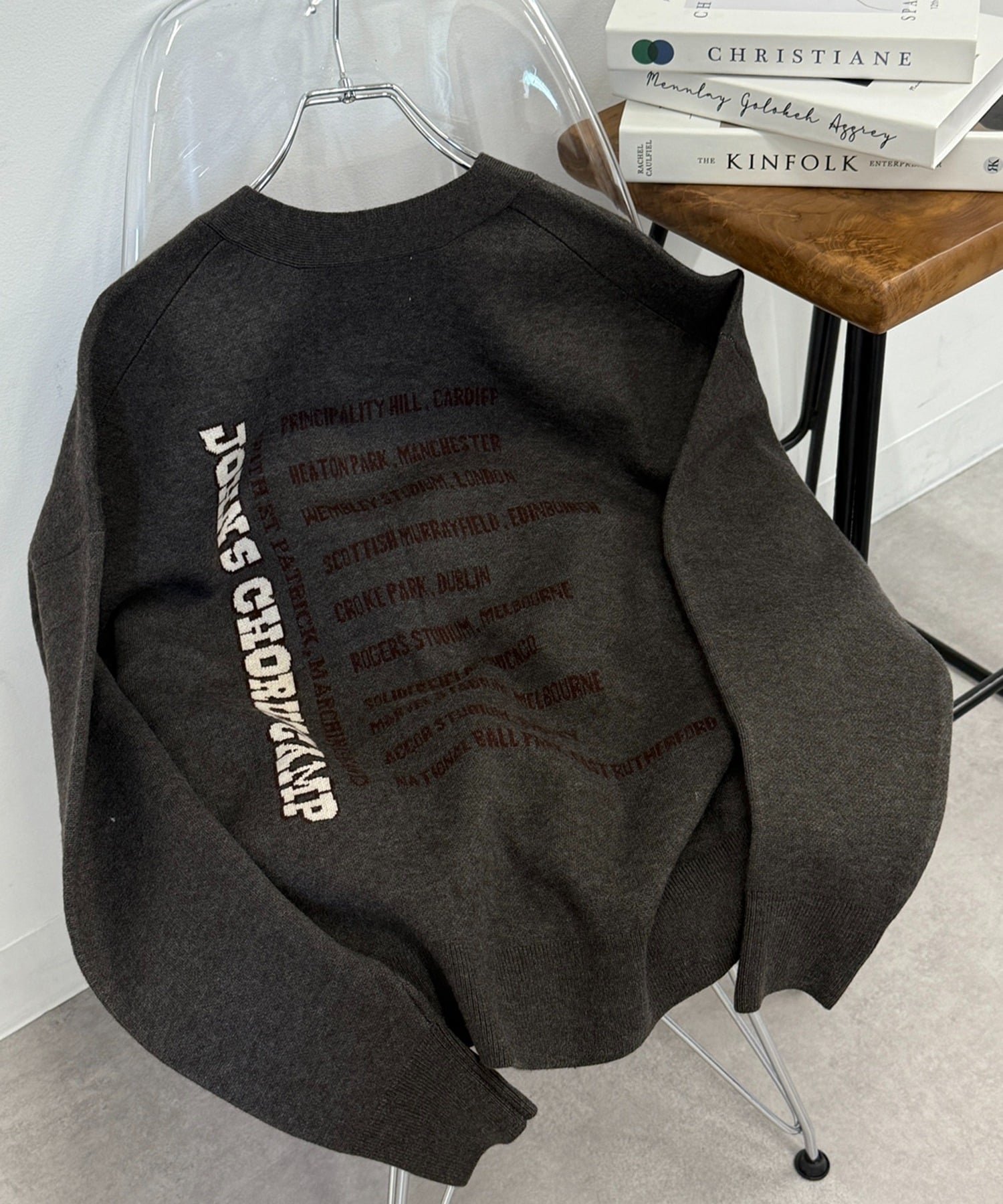 【カセットチャート/Cassette Chart】のSt.Johns 3rd club/Club Foot Orchestra Vネックカーディガン SJ25-058 インテリア・キッズ・メンズ・レディースファッション・服の通販 founy(ファニー) 　ファッション　Fashion　レディースファッション　Fashion for Women　トップス・カットソー　Cut & Sew Tops　カーディガン・羽織り　Layered Style Cardigans　Vネックトップス　V-Neck Tops / V-Cut Neckline Shirts　アメリカン　American Style　厚底　Platform Shoes　カーディガン　Cardigan, Knitwear　サンダル　Sandals, Summer Shoes　ジャケット　Jacket, Outerwear　スニーカー　Sneakers, Trainers　スポーツ　Sports, Activewear　セットアップ　Set-Up, Coordinated Outfit　デニム　Denim, Jeans Material　トレンド　Trend, Trending Now　定番　Standard, Basic Item　ボトム　Bottoms, Lower Wear　羽織　Haori, Light Jacket　A/W・秋冬　Autumn/Winter　再入荷　Restock / Back in Stock　おすすめ　Recommended / Our Picks　スマホショルダーバッグ　Smartphone Shoulder Bag　C.GRY|ID: prp329100004868062 ipo3291000000036269816