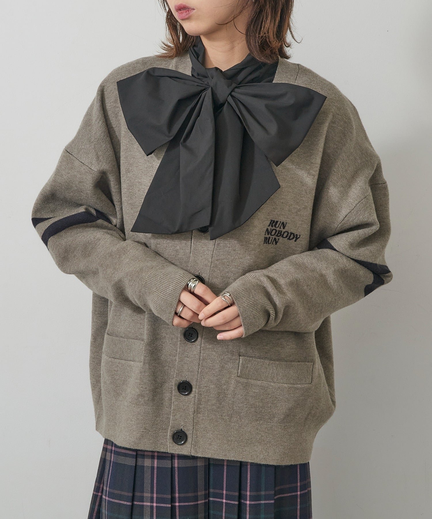 【カセットチャート/Cassette Chart】のSt.Johns 3rd club/Club Foot Orchestra Vネックカーディガン SJ25-058 インテリア・キッズ・メンズ・レディースファッション・服の通販 founy(ファニー) 　ファッション　Fashion　レディースファッション　Fashion for Women　トップス・カットソー　Cut & Sew Tops　カーディガン・羽織り　Layered Style Cardigans　Vネックトップス　V-Neck Tops / V-Cut Neckline Shirts　アメリカン　American Style　厚底　Platform Shoes　カーディガン　Cardigan, Knitwear　サンダル　Sandals, Summer Shoes　ジャケット　Jacket, Outerwear　スニーカー　Sneakers, Trainers　スポーツ　Sports, Activewear　セットアップ　Set-Up, Coordinated Outfit　デニム　Denim, Jeans Material　トレンド　Trend, Trending Now　定番　Standard, Basic Item　ボトム　Bottoms, Lower Wear　羽織　Haori, Light Jacket　A/W・秋冬　Autumn/Winter　再入荷　Restock / Back in Stock　おすすめ　Recommended / Our Picks　スマホショルダーバッグ　Smartphone Shoulder Bag　GRY|ID: prp329100004868062 ipo3291000000036269818