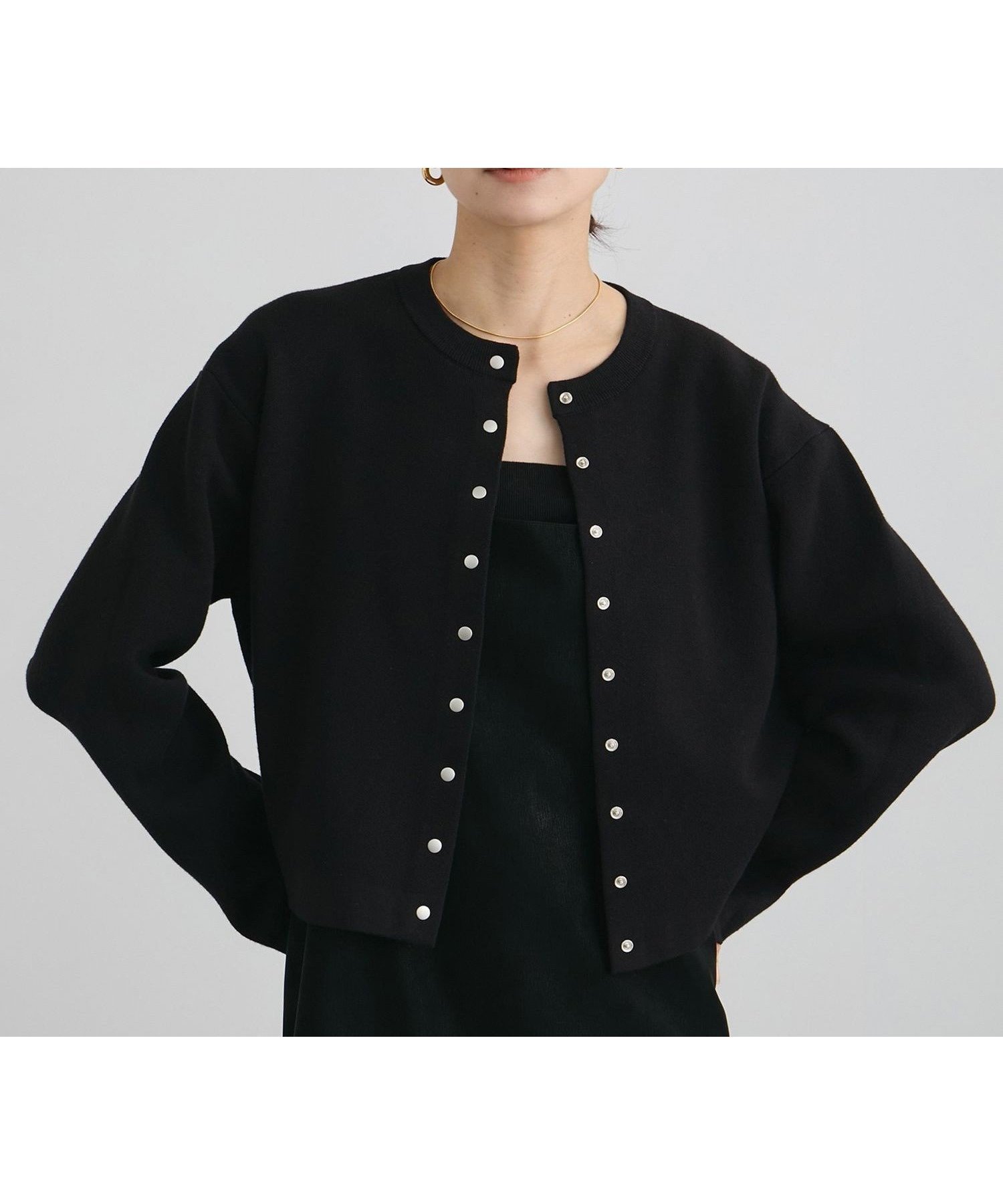 【サロン アダム エ ロペ/SALON adam et rope'】の【WEB限定】ブルジョンボタンクルーネックカーディガン インテリア・キッズ・メンズ・レディースファッション・服の通販 founy(ファニー) 　ファッション　Fashion　レディースファッション　Fashion for Women　トップス・カットソー　Cut & Sew Tops　カーディガン・羽織り　Layered Style Cardigans　おすすめ　Recommended / Our Picks　カーディガン　Cardigan, Knitwear　クロップド　Cropped, Short Length　シルバー　Silver, Metallic Silver　フレア　Flare, Flared　ブルゾン　Blouson, Bomber Jacket　ポケット　Pocket, Pocket Detail　ワイド　Wide, Wide Fit　エレガント 上品　Elegant　ブラック(01)|ID: prp329100004868083 ipo3291000000036270171